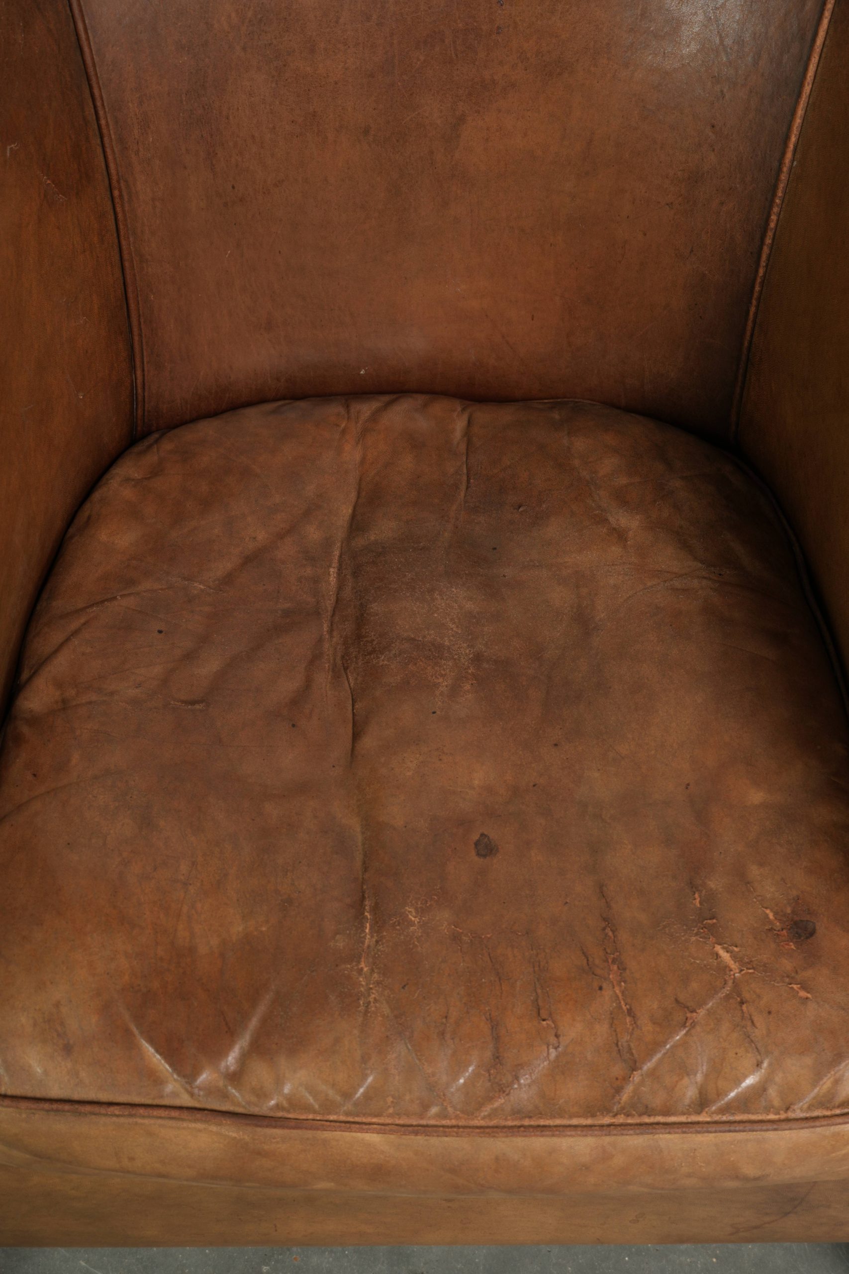 Stoere set van 2 grote vintage schapenleren clubfauteuils met een prachtig patina - Afbeelding 6