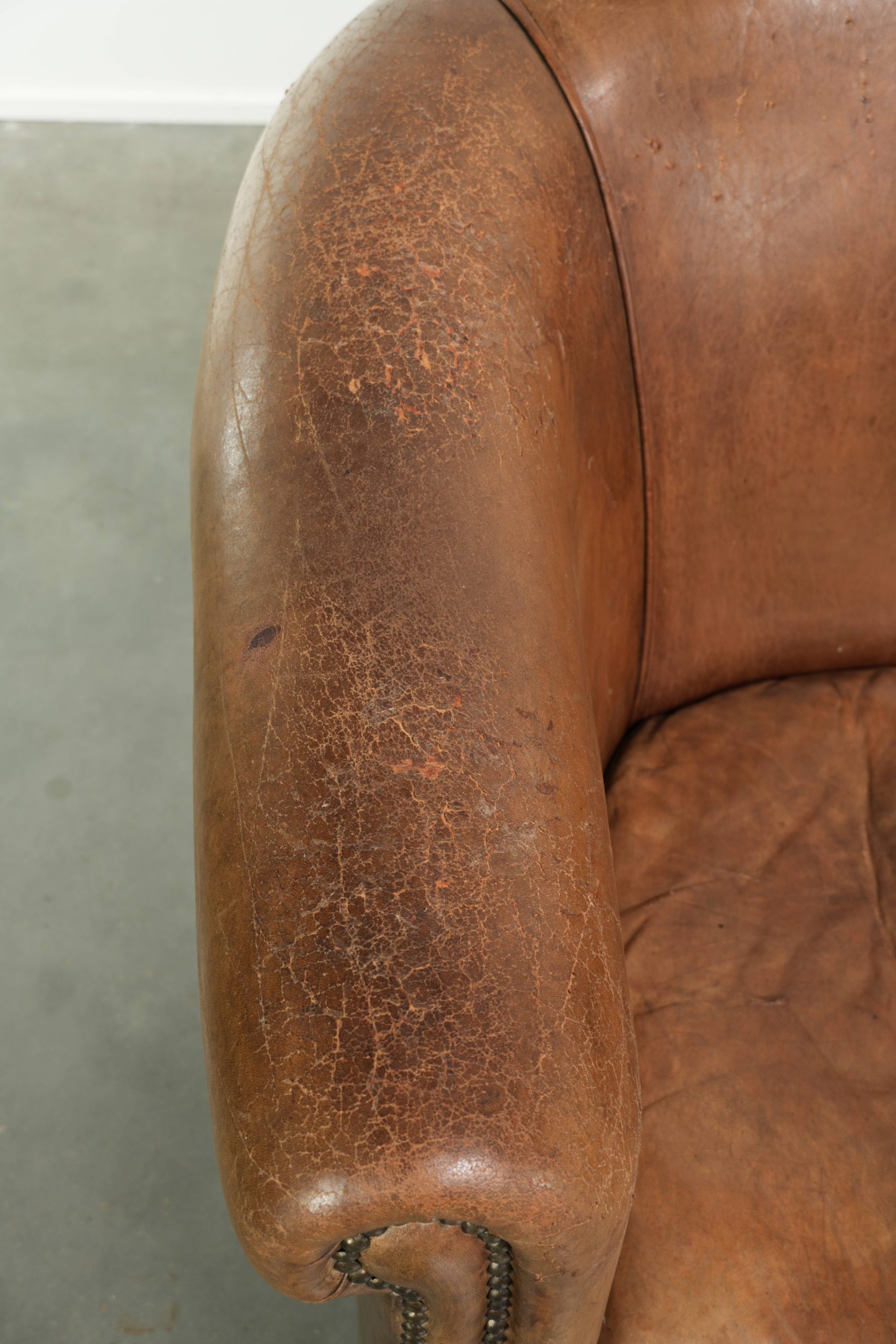 Stoere set van 2 grote vintage schapenleren clubfauteuils met een prachtig patina - Afbeelding 7