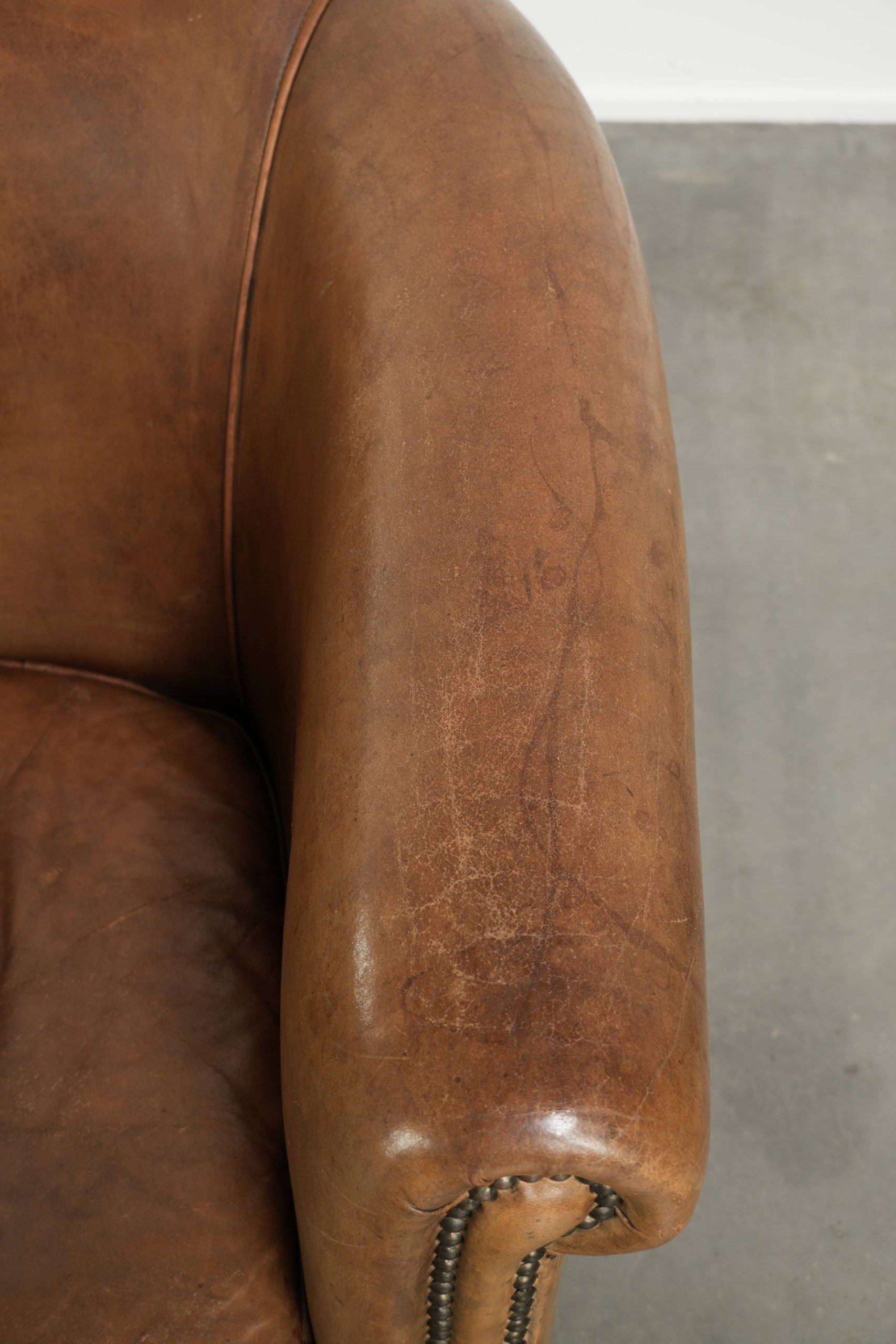 Stoere set van 2 grote vintage schapenleren clubfauteuils met een prachtig patina - Afbeelding 9