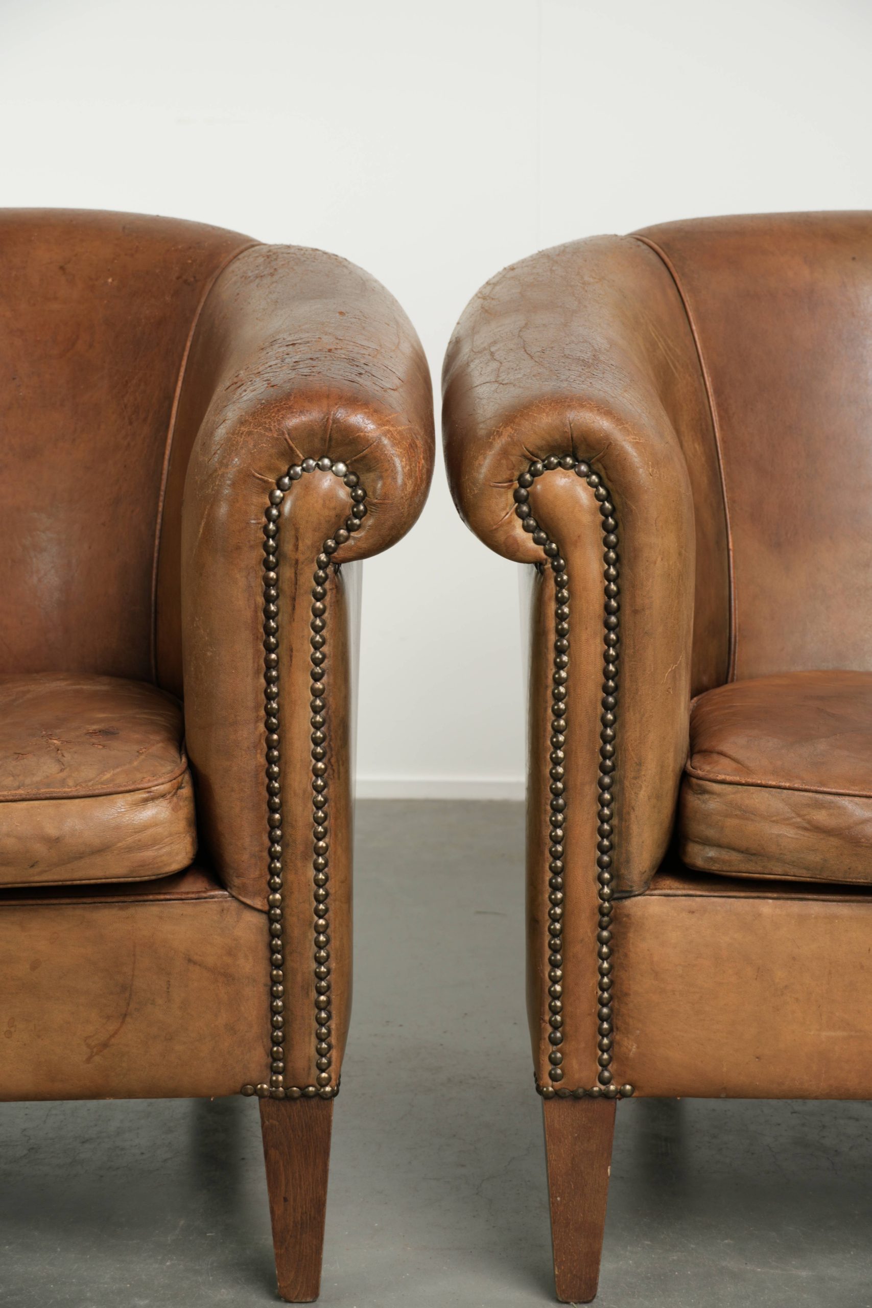 Stoere set van 2 grote vintage schapenleren clubfauteuils met een prachtig patina - Afbeelding 10
