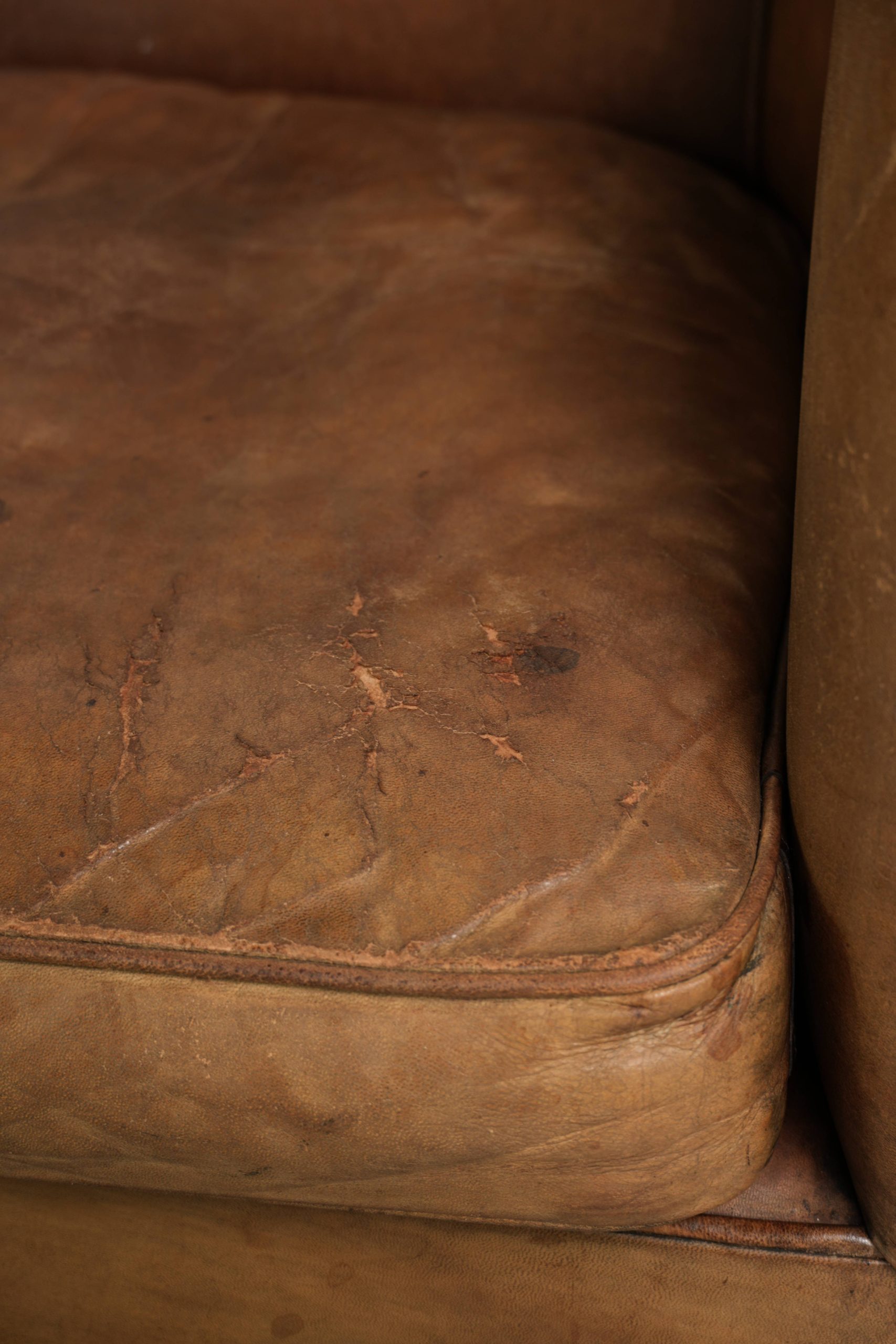 Stoere set van 2 grote vintage schapenleren clubfauteuils met een prachtig patina - Afbeelding 12
