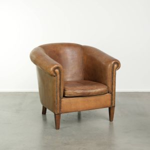 Leuke grote en comfortabele vintage schapenleren clubfauteuil in een mooie lichte cognac kleur
