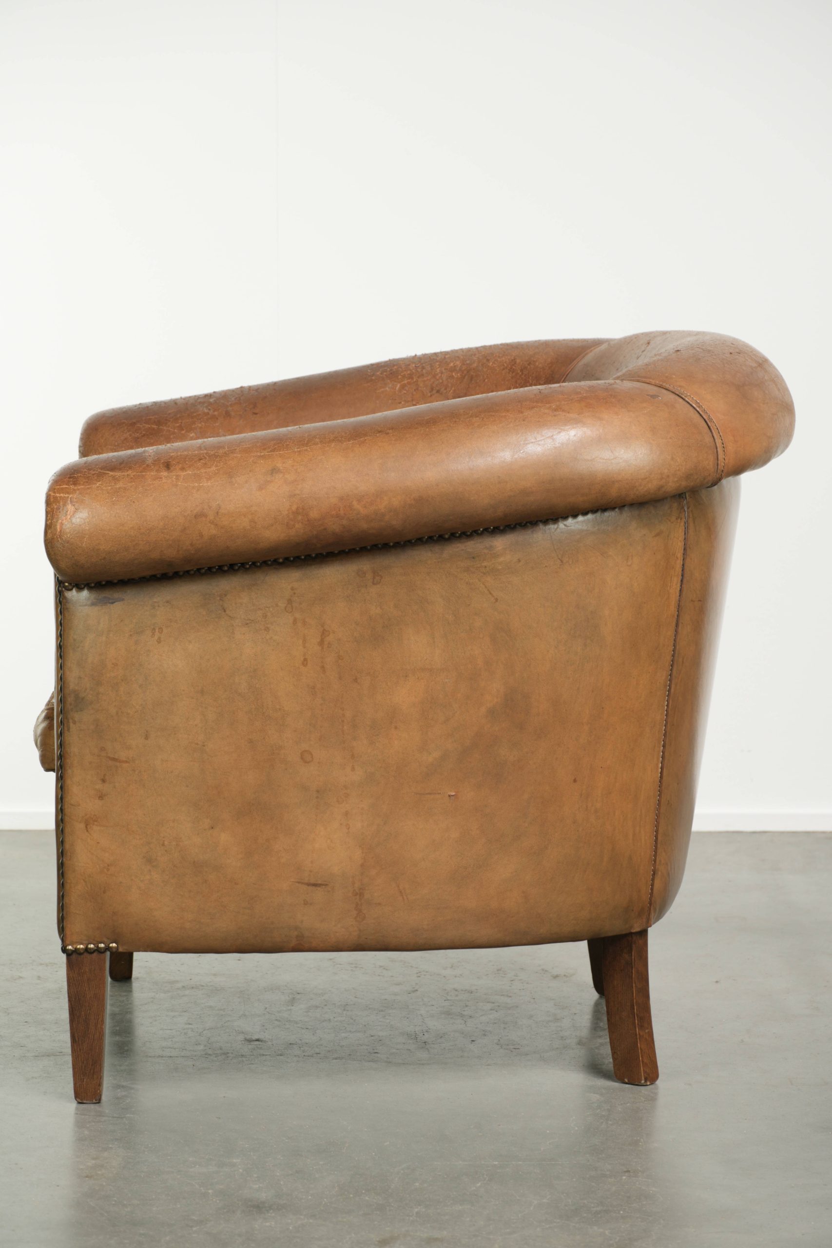Stoere geleefde vintage schapenleren clubfauteuil met een fijne zit en een mooie kleur - Afbeelding 5