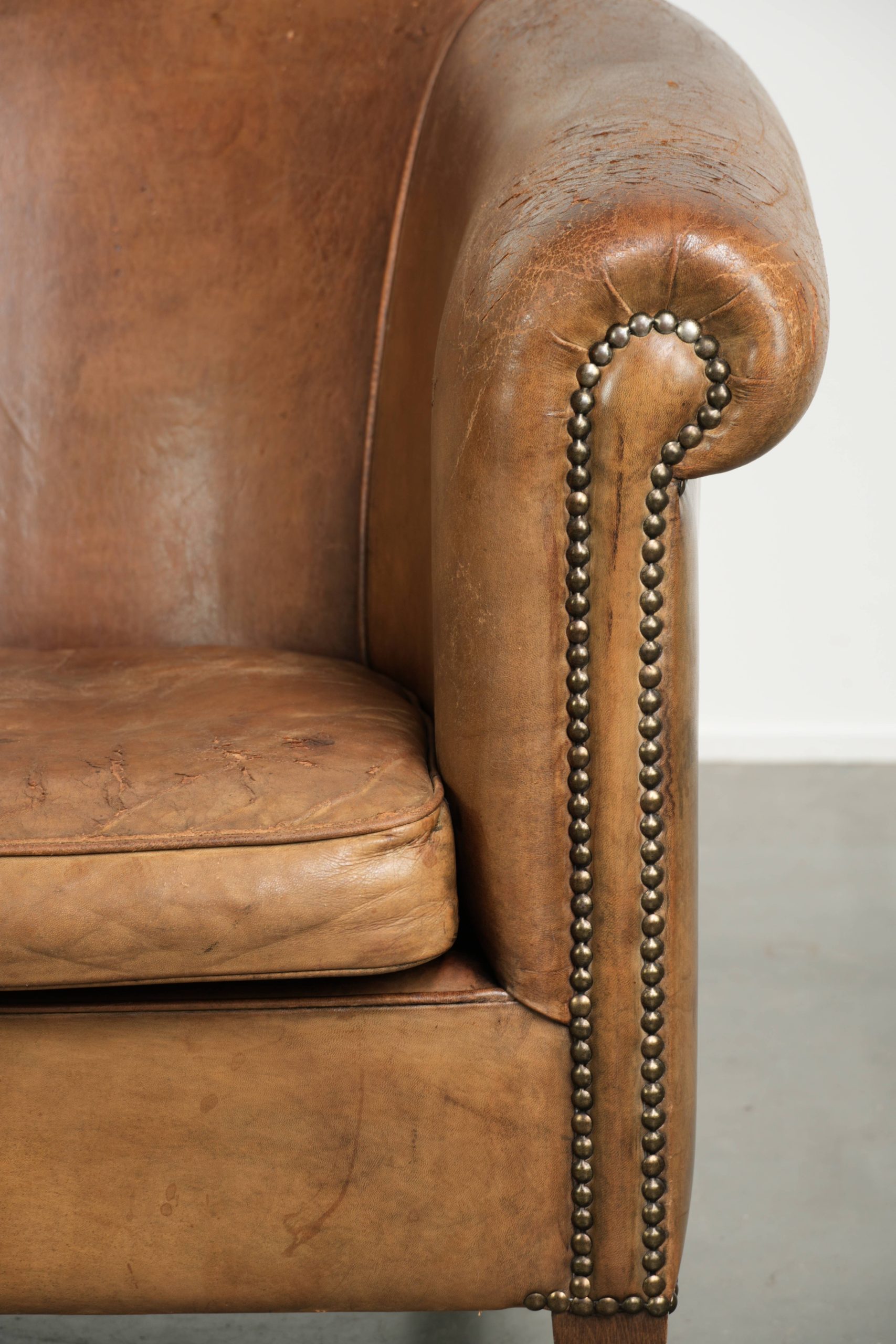 Stoere geleefde vintage schapenleren clubfauteuil met een fijne zit en een mooie kleur - Afbeelding 10