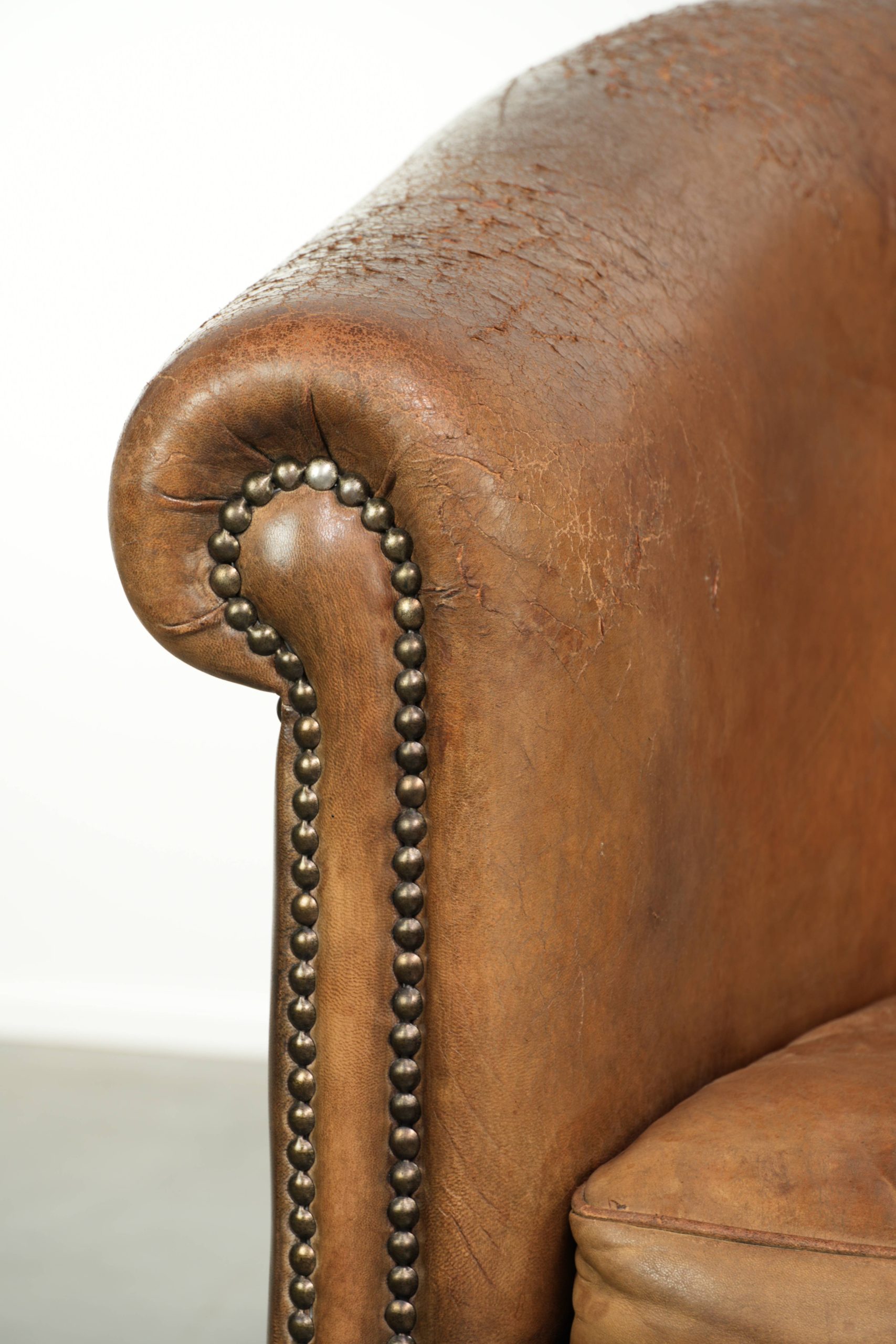 Stoere geleefde vintage schapenleren clubfauteuil met een fijne zit en een mooie kleur - Afbeelding 11