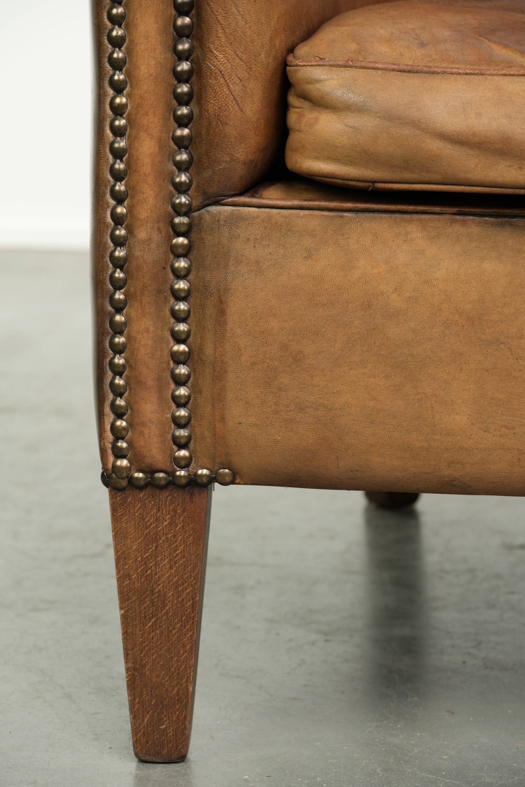Stoere geleefde vintage schapenleren clubfauteuil met een fijne zit en een mooie kleur - Afbeelding 12
