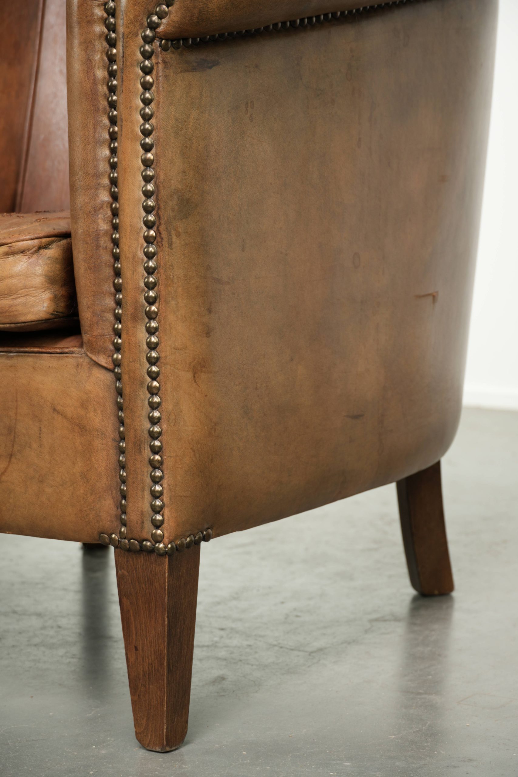 Stoere geleefde vintage schapenleren clubfauteuil met een fijne zit en een mooie kleur - Afbeelding 13
