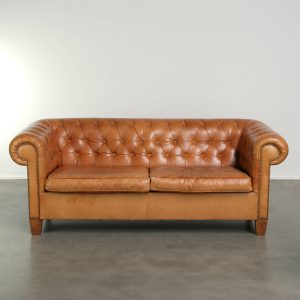 In mooie staat verkerende en unieke schapenleren 2.5 zits chesterfield bank in een mooie lichte cognac kleur