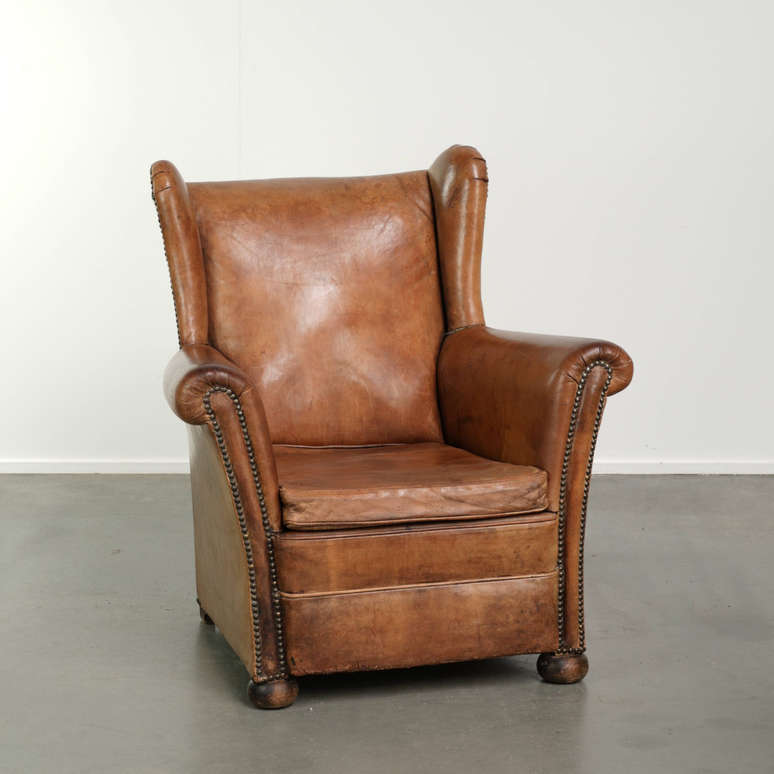 Leuke vintage schapenleren oorfauteuil in een luxe Engelse stijl
