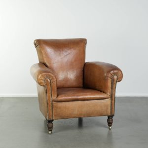 Unieke antieke schapenleren armchair in Engelse stijl met een mooi patina