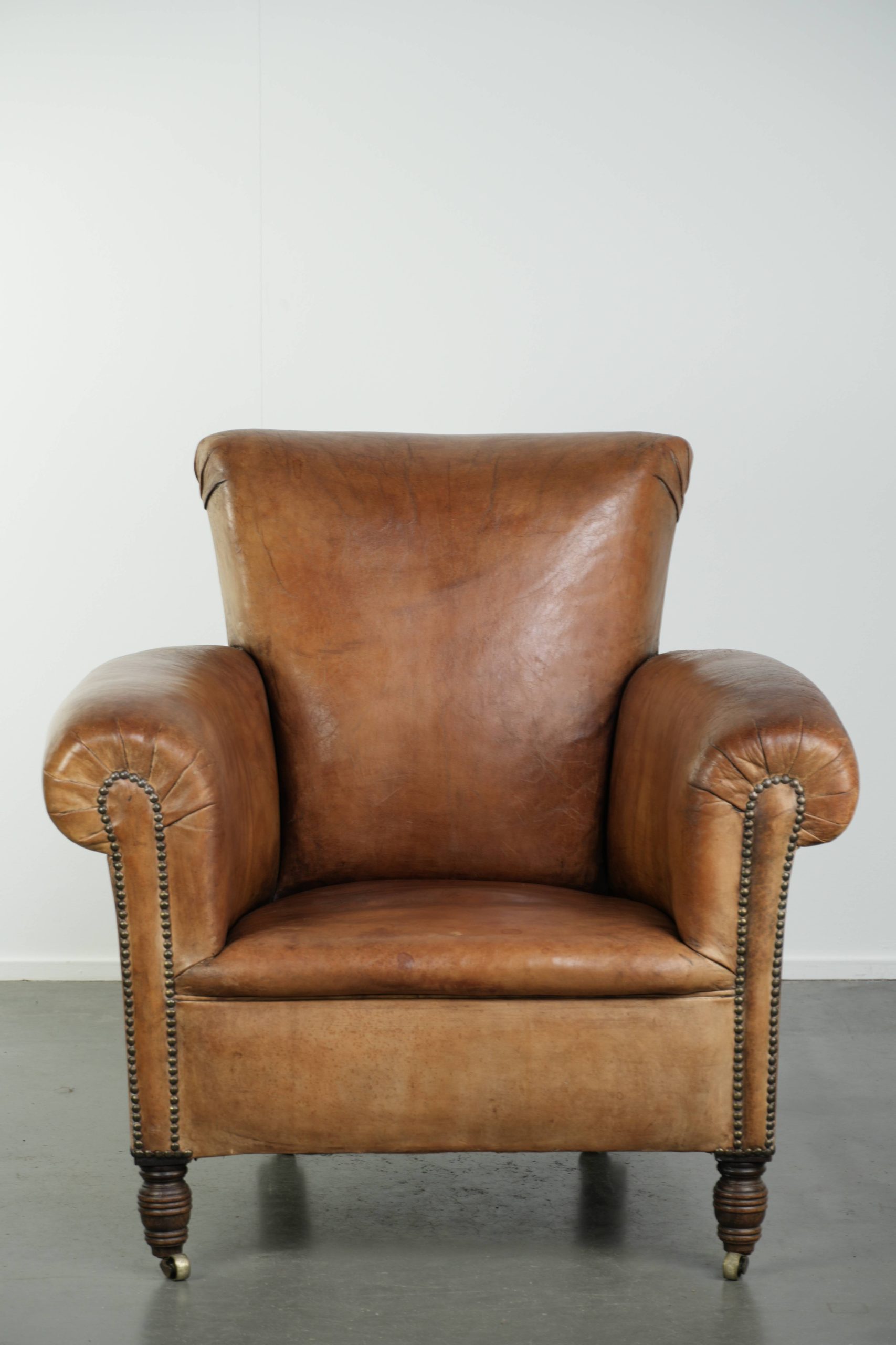 Unieke antieke schapenleren armchair in Engelse stijl met een mooi patina - Afbeelding 2