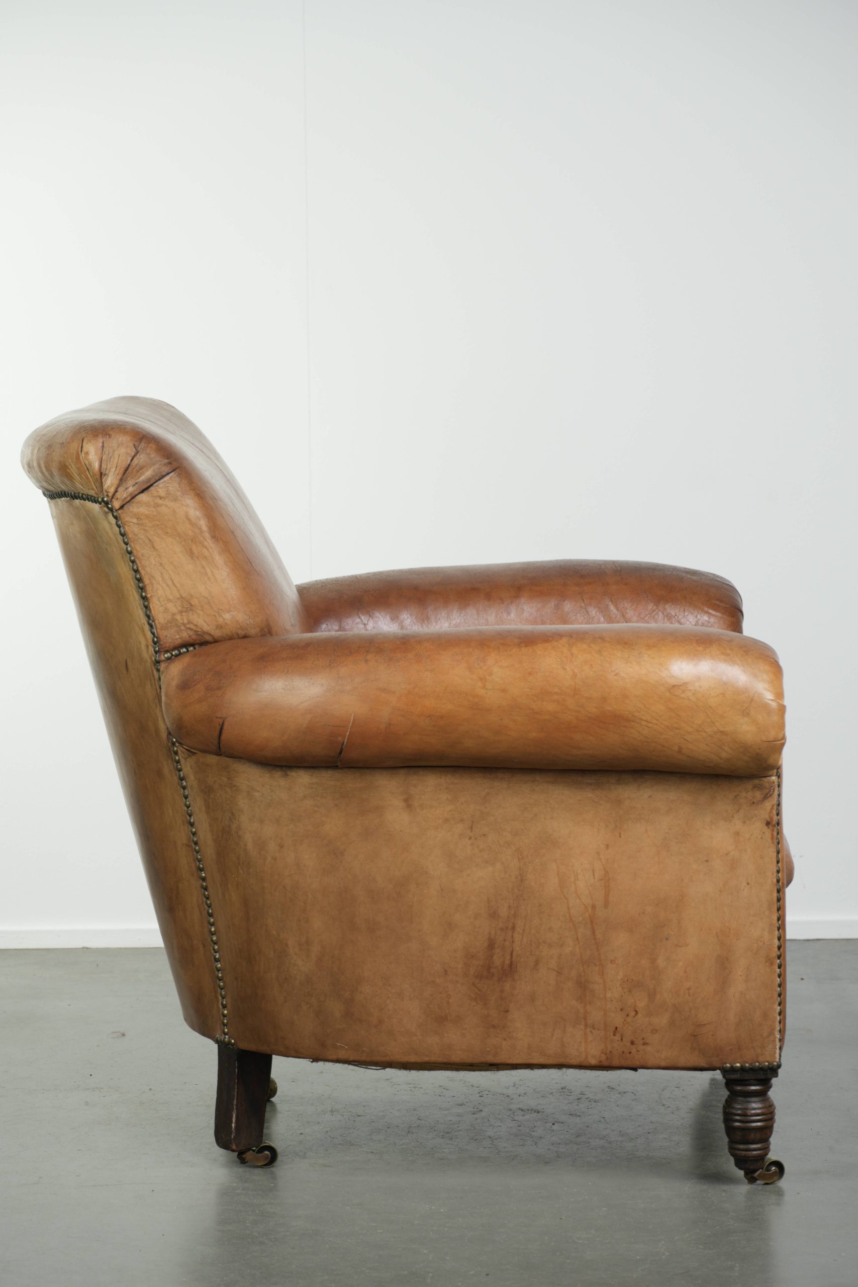 Unieke antieke schapenleren armchair in Engelse stijl met een mooi patina - Afbeelding 3