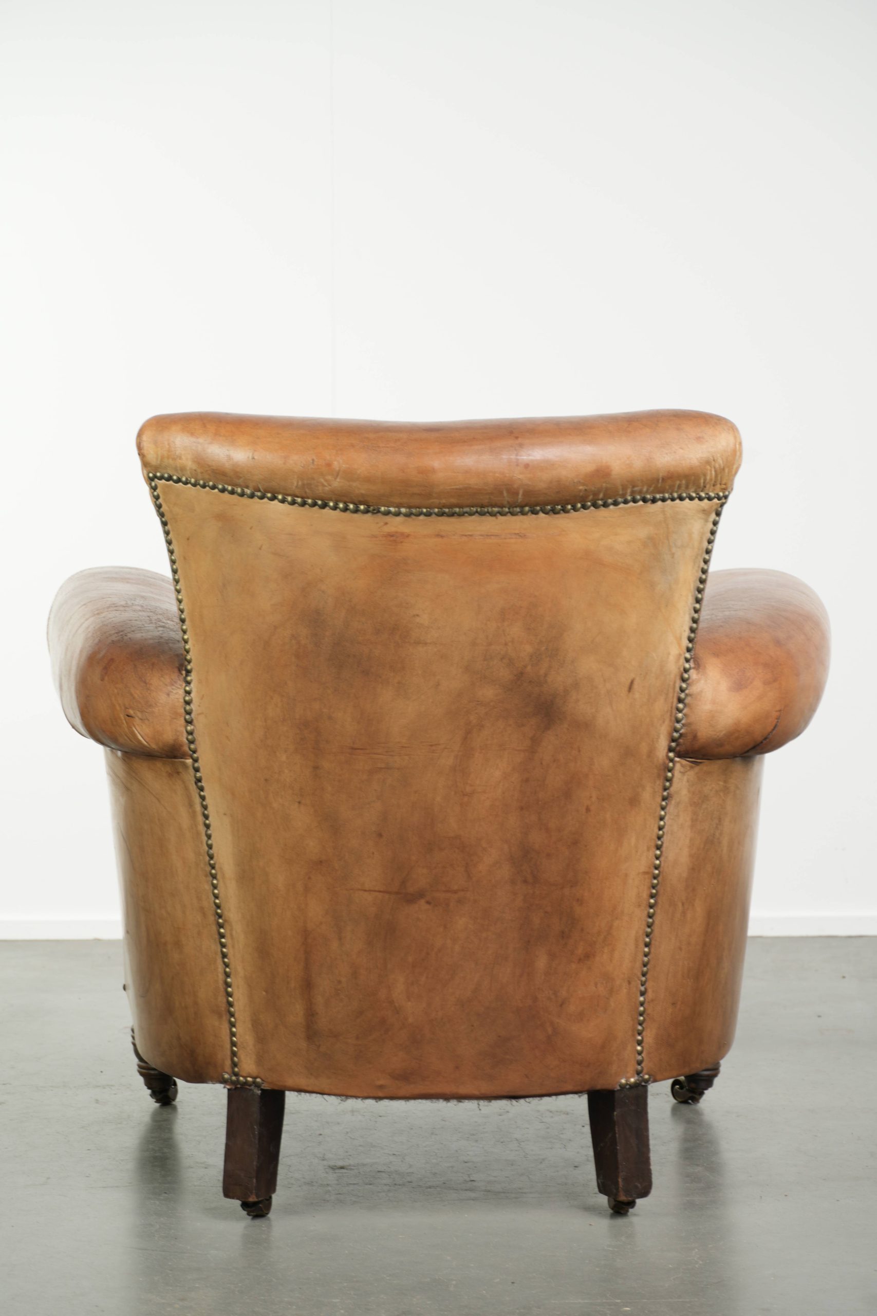 Unieke antieke schapenleren armchair in Engelse stijl met een mooi patina - Afbeelding 4