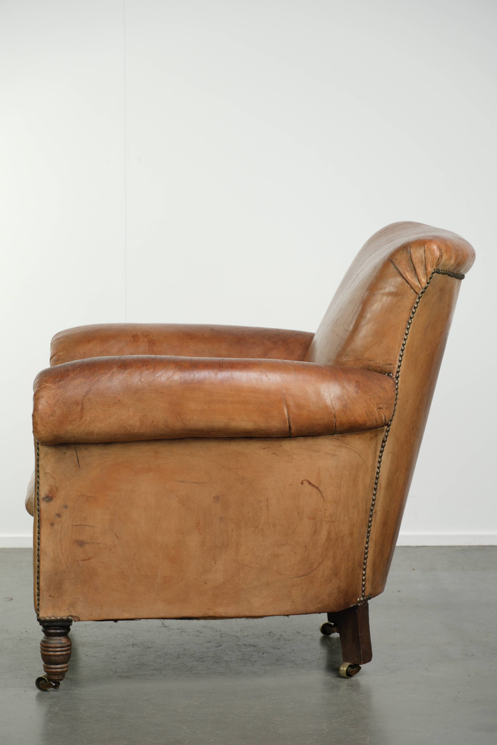 Unieke antieke schapenleren armchair in Engelse stijl met een mooi patina - Afbeelding 5