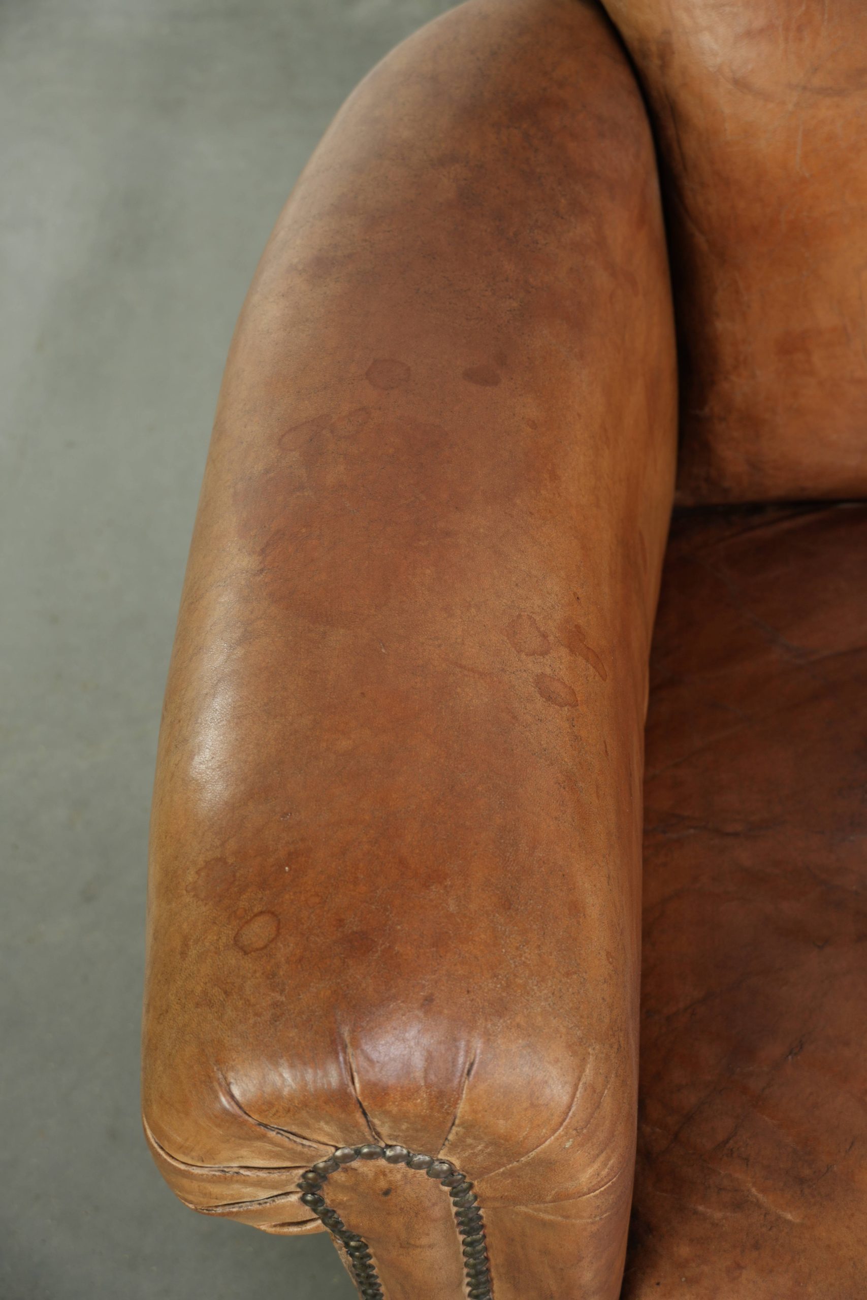 Unieke antieke schapenleren armchair in Engelse stijl met een mooi patina - Afbeelding 7