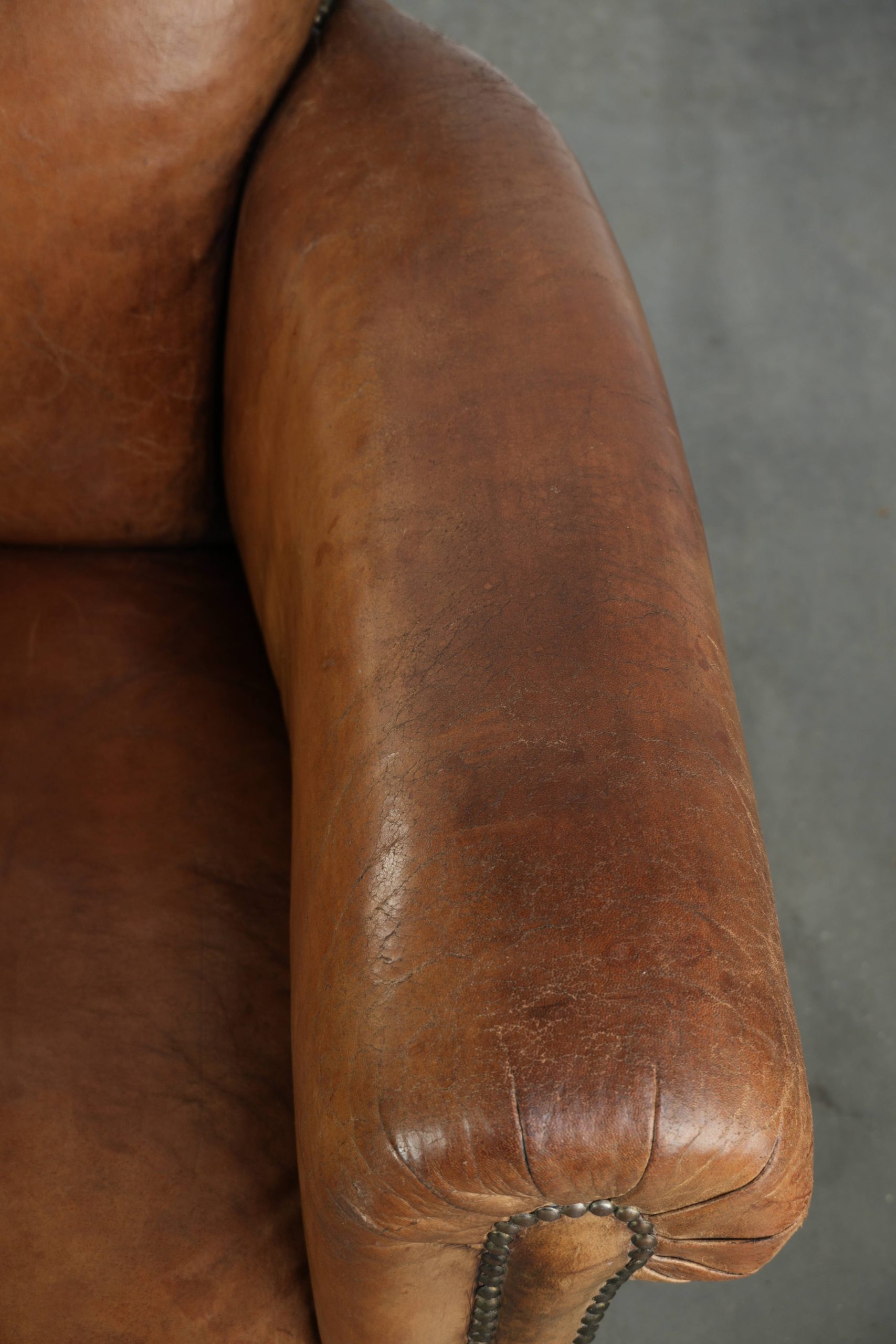 Unieke antieke schapenleren armchair in Engelse stijl met een mooi patina - Afbeelding 8