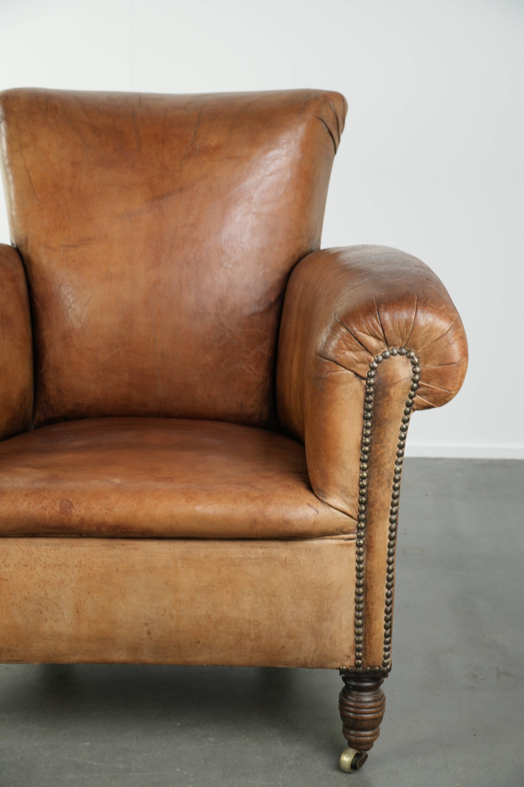 Unieke antieke schapenleren armchair in Engelse stijl met een mooi patina - Afbeelding 9