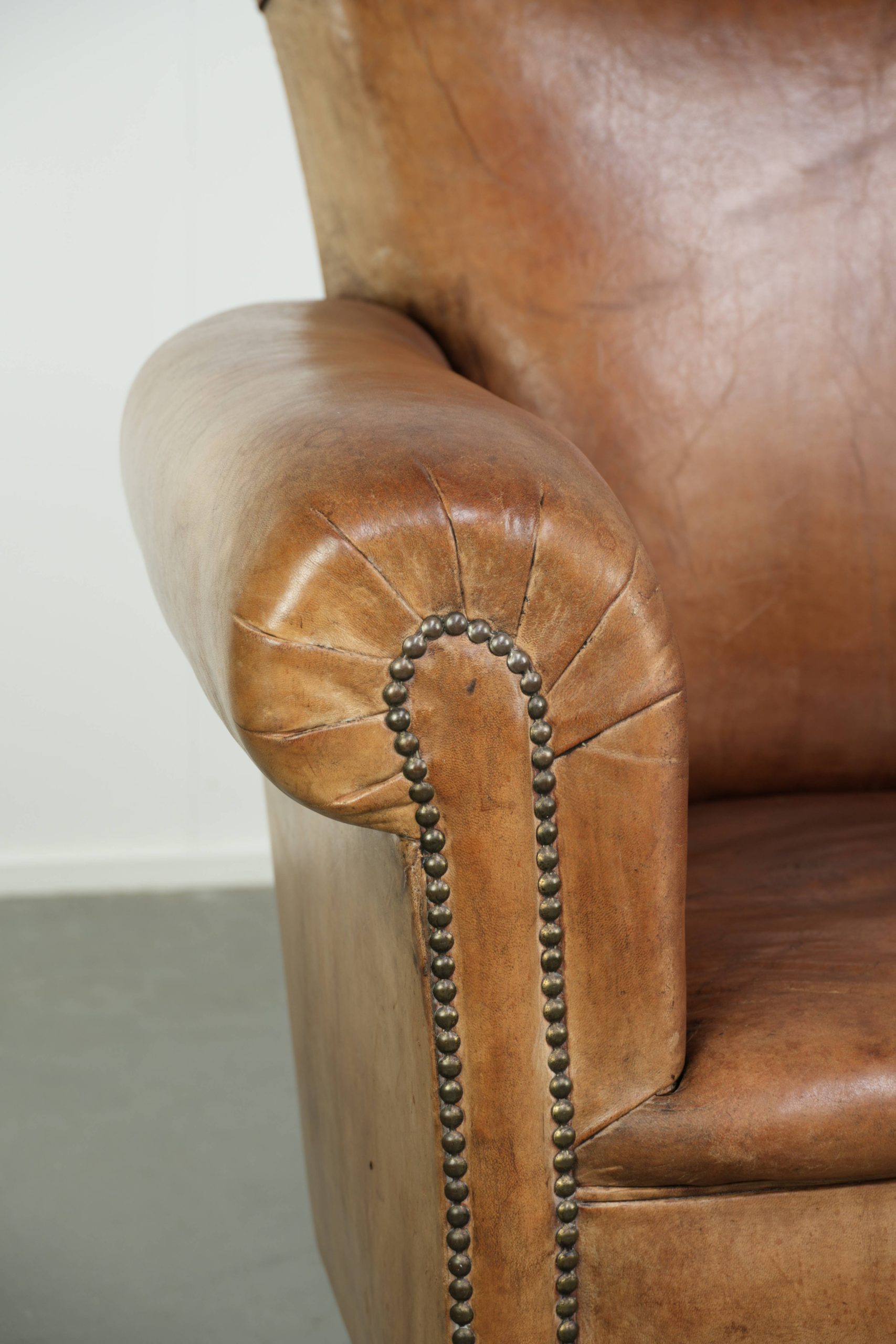 Unieke antieke schapenleren armchair in Engelse stijl met een mooi patina - Afbeelding 10