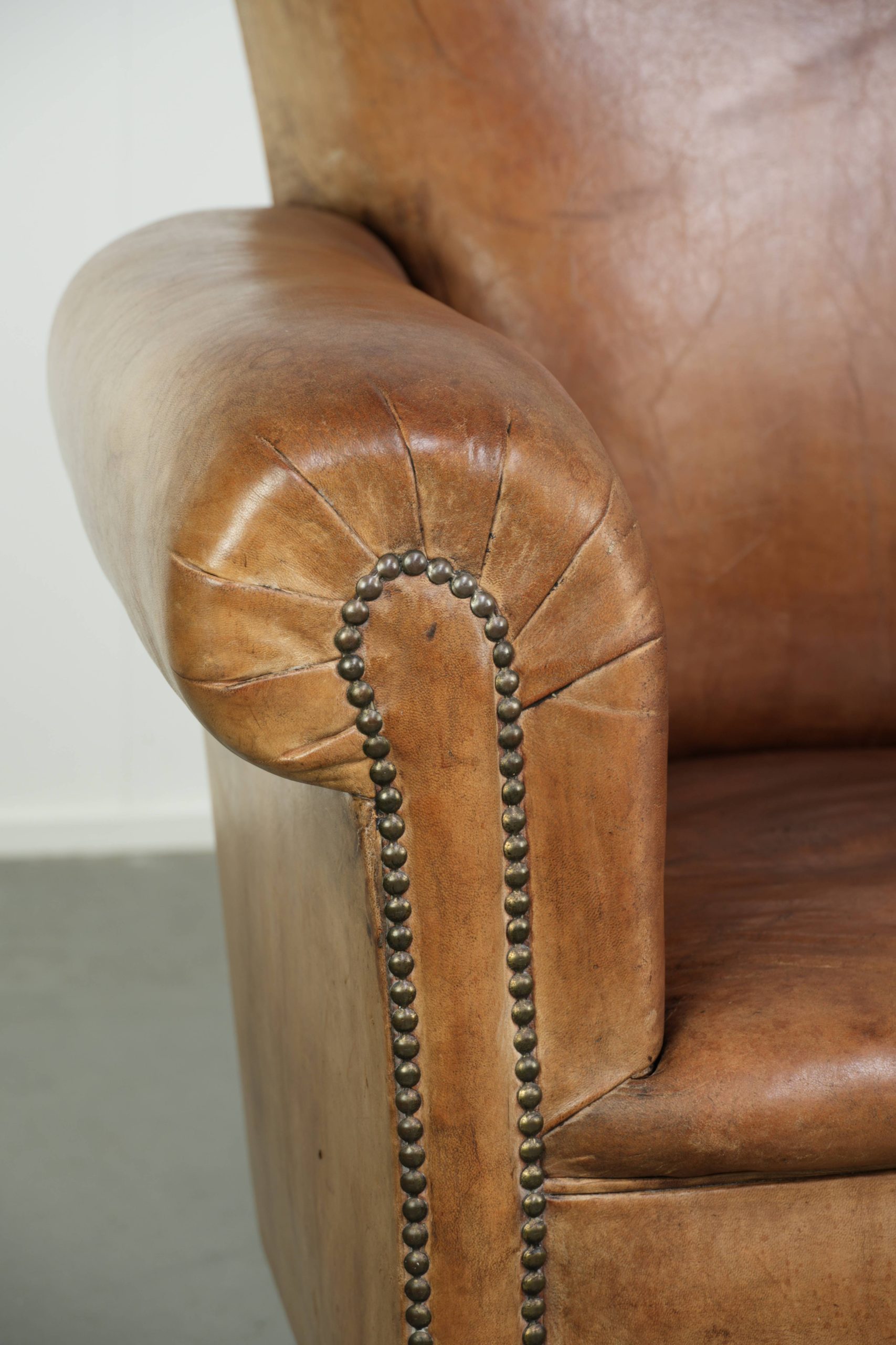 Unieke antieke schapenleren armchair in Engelse stijl met een mooi patina - Afbeelding 11