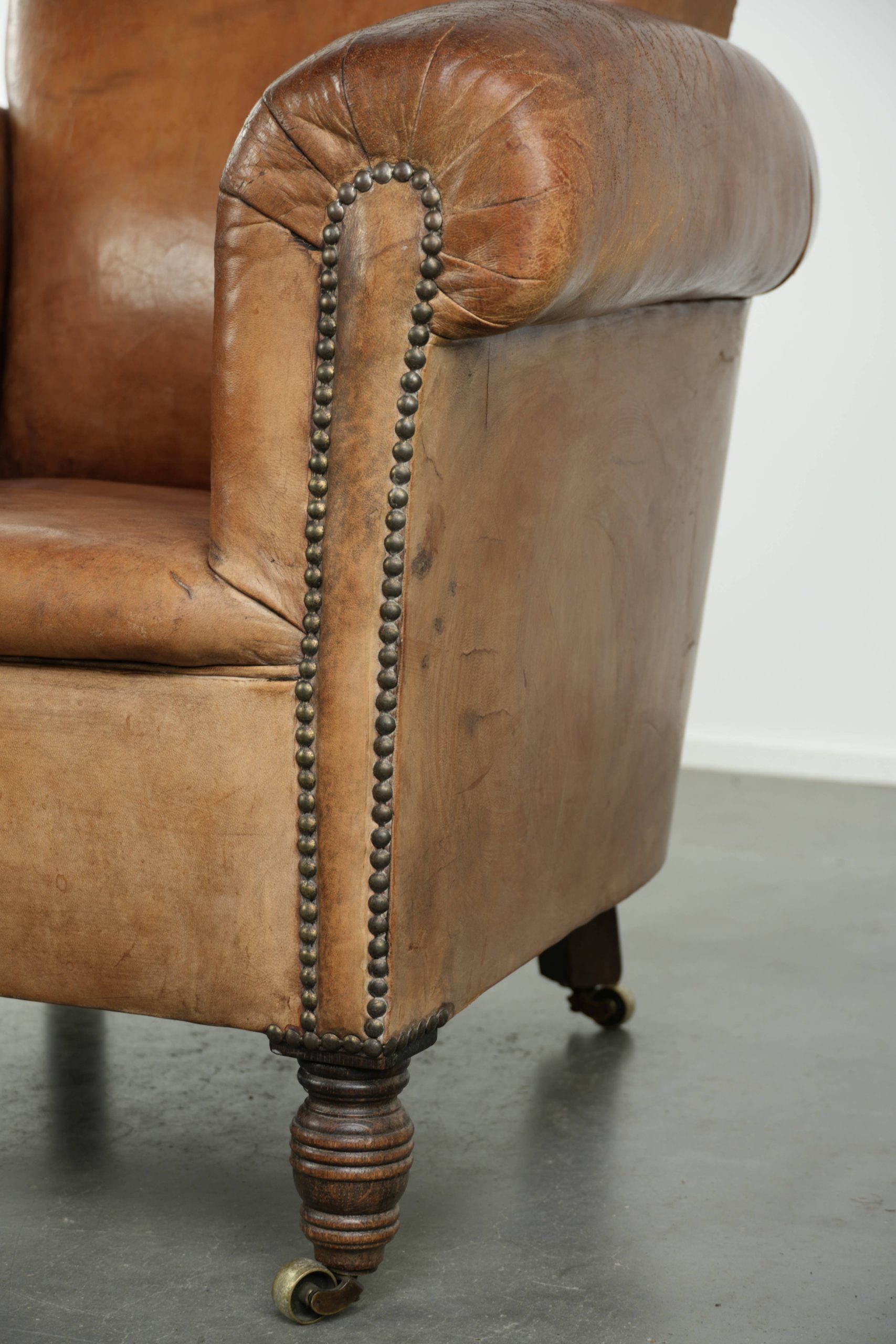 Unieke antieke schapenleren armchair in Engelse stijl met een mooi patina - Afbeelding 12