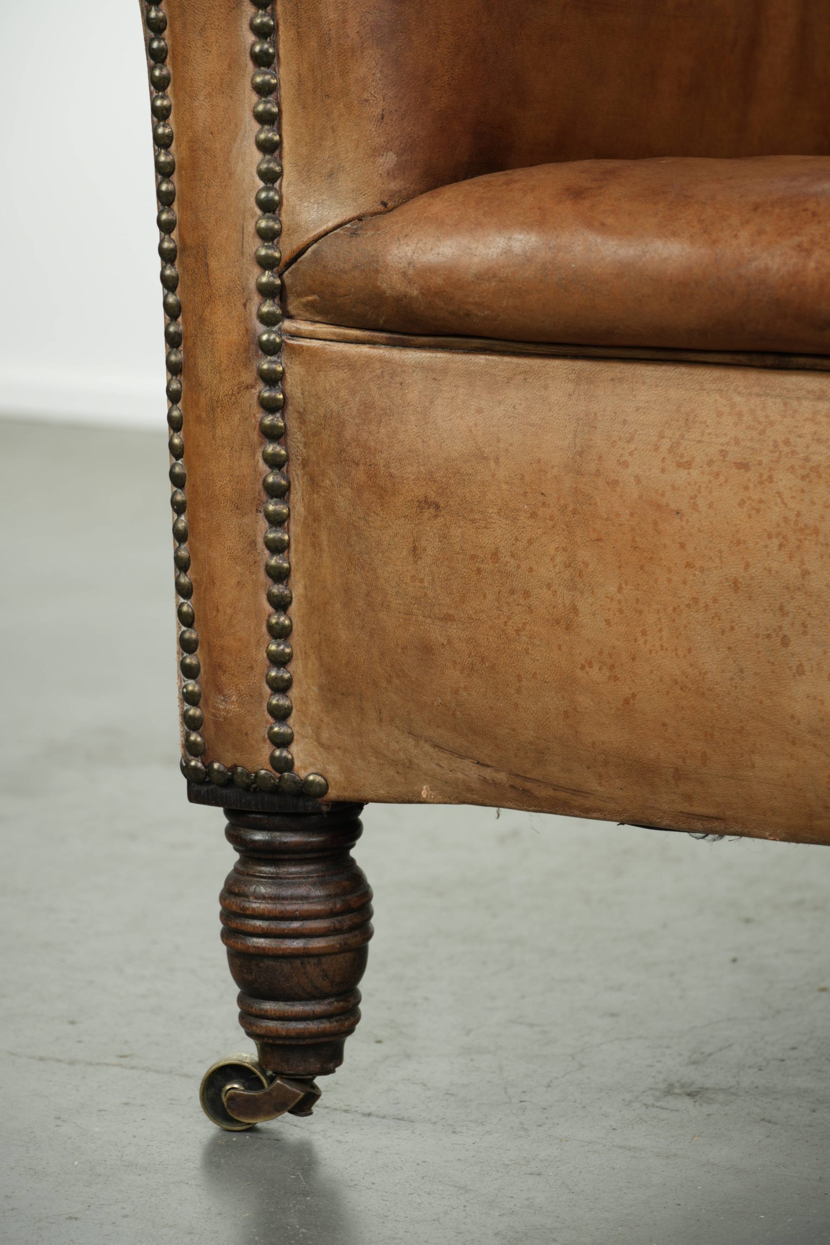 Unieke antieke schapenleren armchair in Engelse stijl met een mooi patina - Afbeelding 13