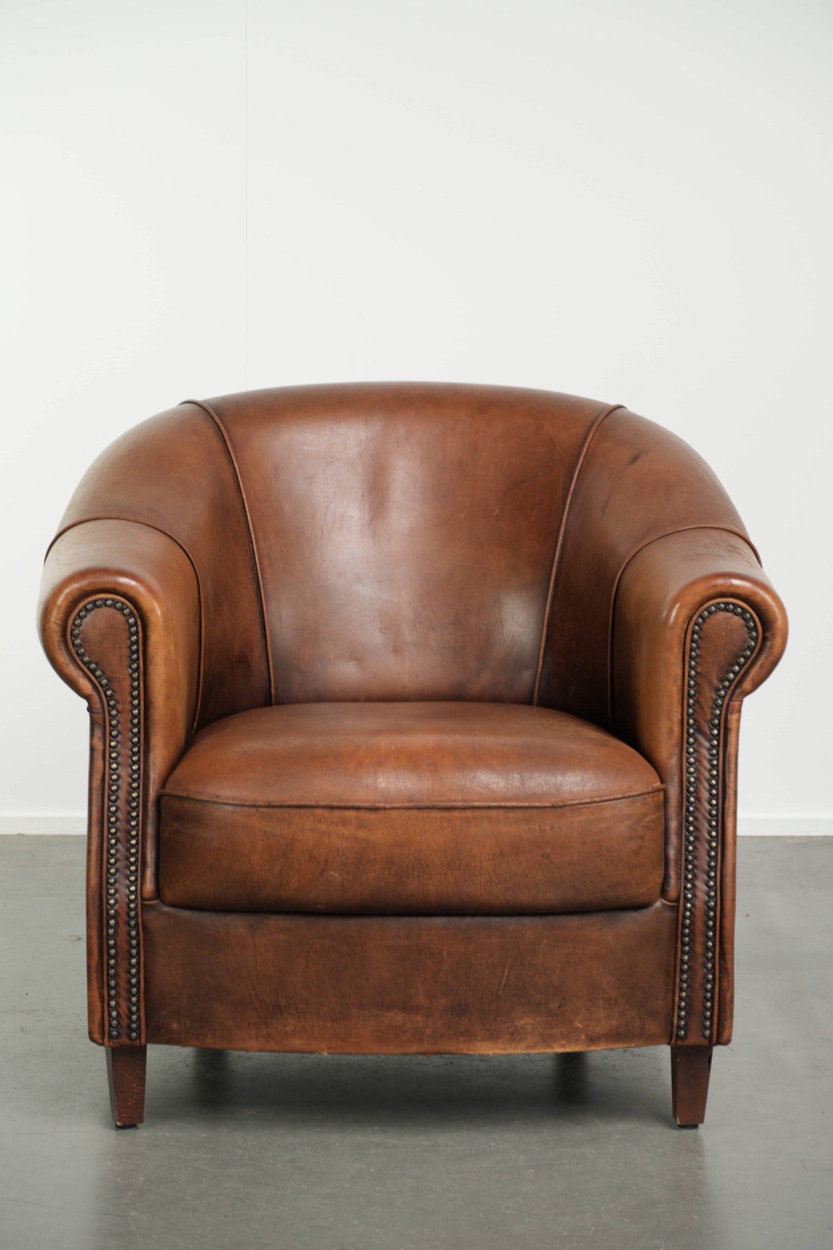 Mooie cognac kleurige schapenleren clubfauteuil met een vast zitkussen en een luxe uitstraling - Afbeelding 2