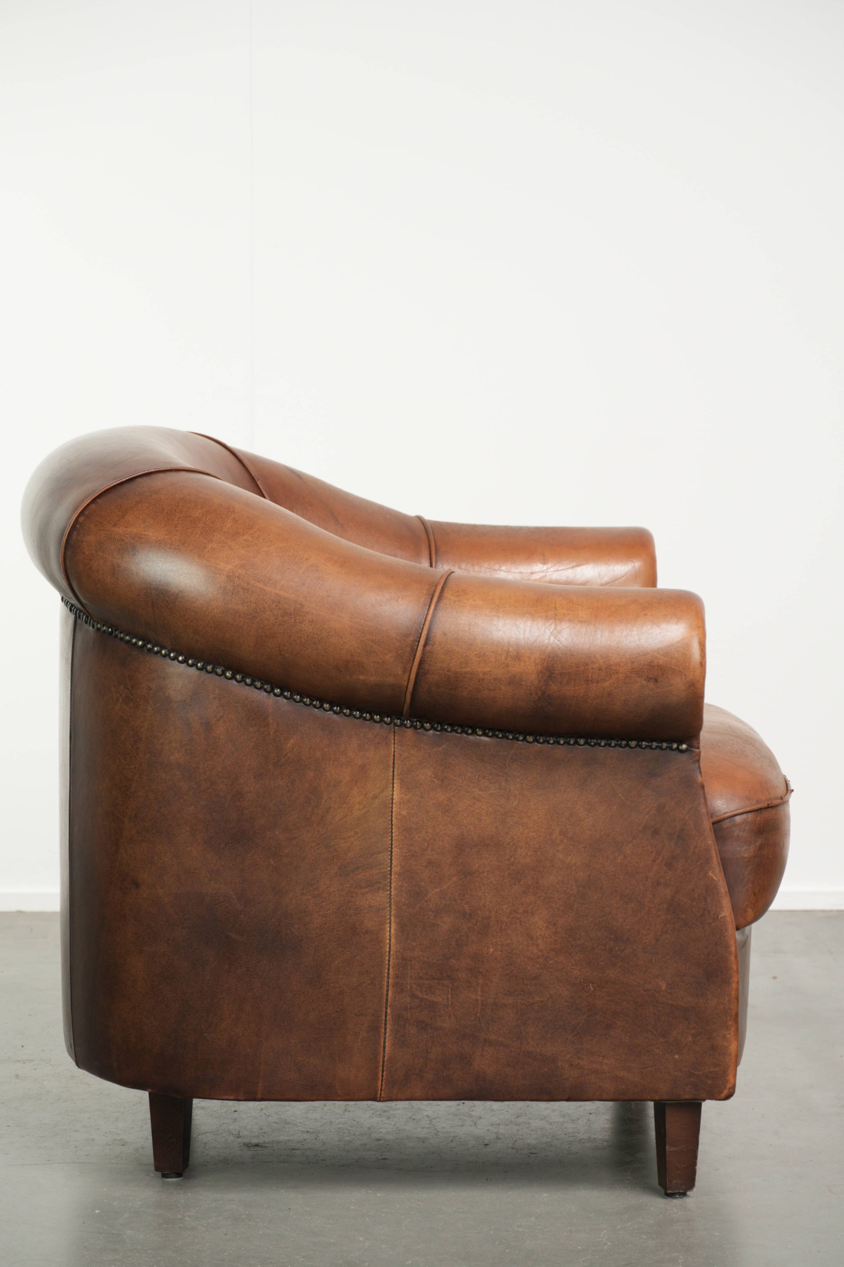 Mooie cognac kleurige schapenleren clubfauteuil met een vast zitkussen en een luxe uitstraling - Afbeelding 3