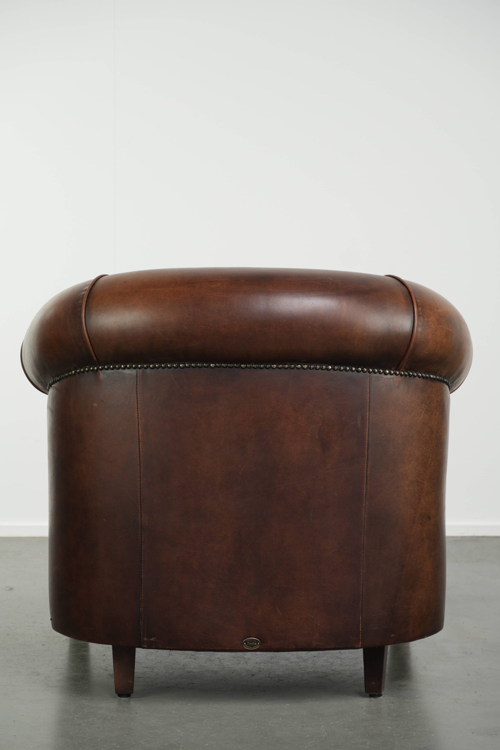 Mooie cognac kleurige schapenleren clubfauteuil met een vast zitkussen en een luxe uitstraling - Afbeelding 4