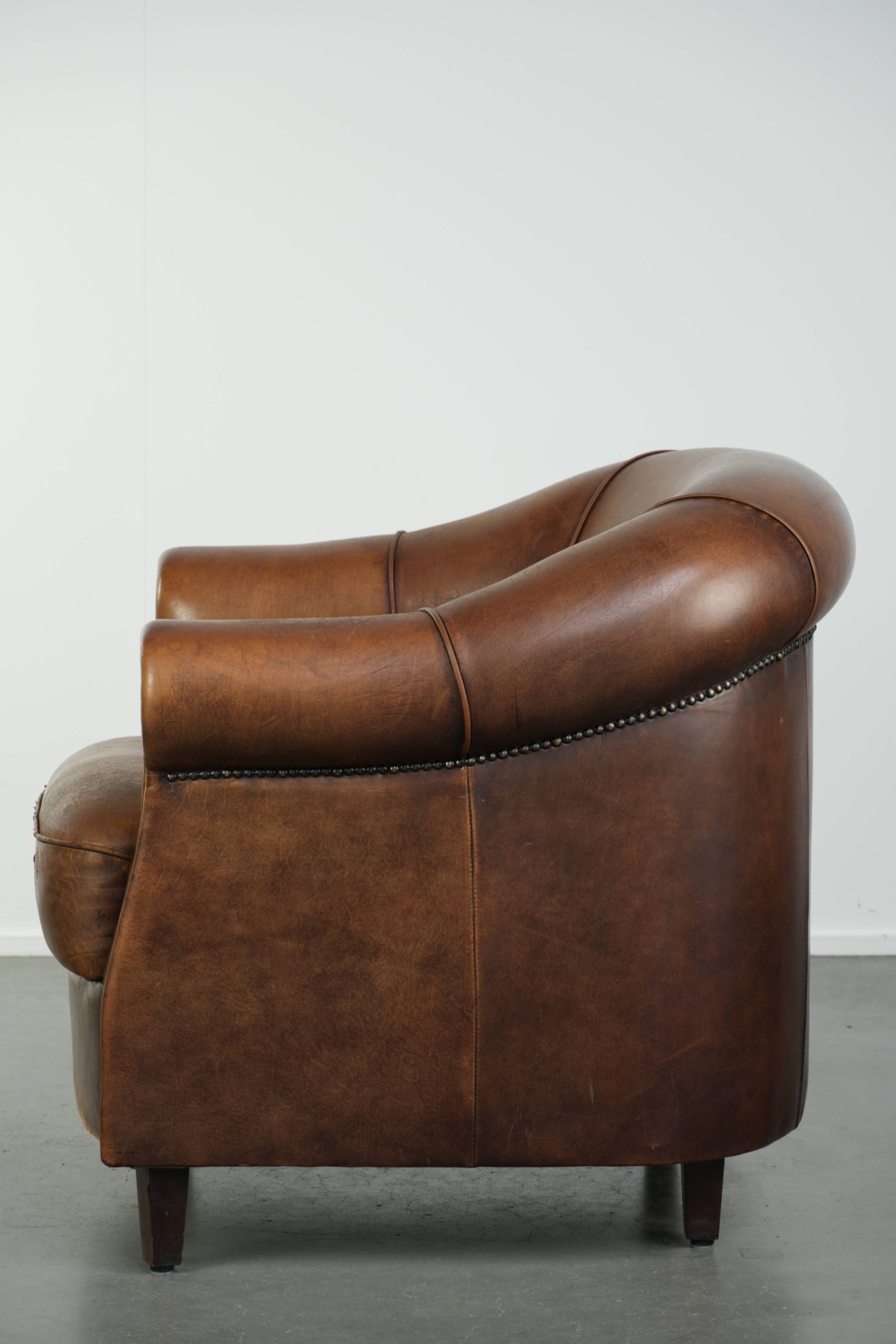 Mooie cognac kleurige schapenleren clubfauteuil met een vast zitkussen en een luxe uitstraling - Afbeelding 5