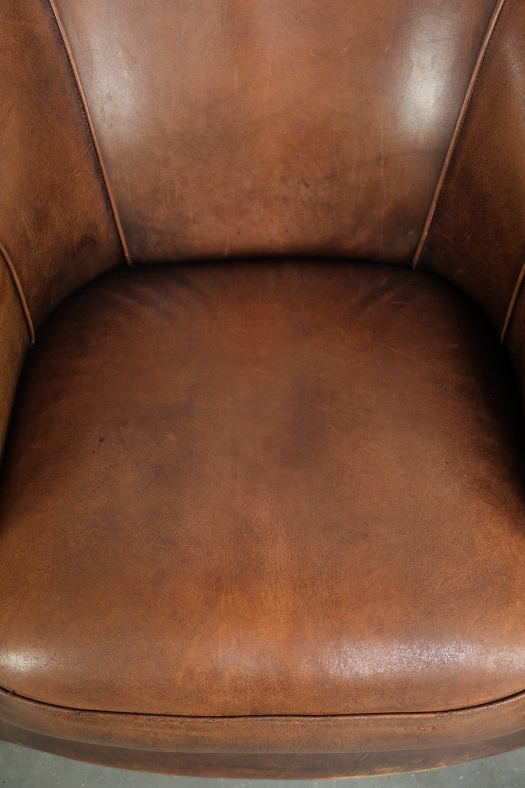 Mooie cognac kleurige schapenleren clubfauteuil met een vast zitkussen en een luxe uitstraling - Afbeelding 6