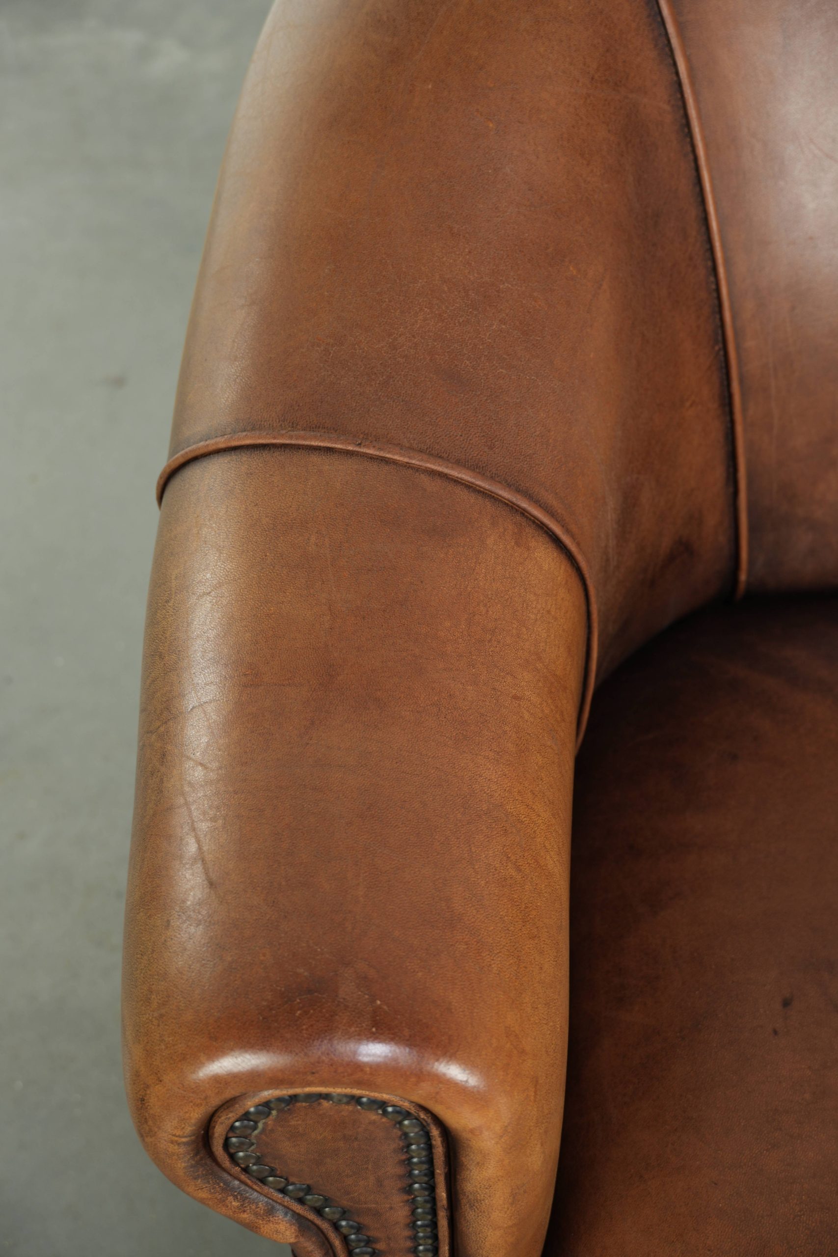 Mooie cognac kleurige schapenleren clubfauteuil met een vast zitkussen en een luxe uitstraling - Afbeelding 7