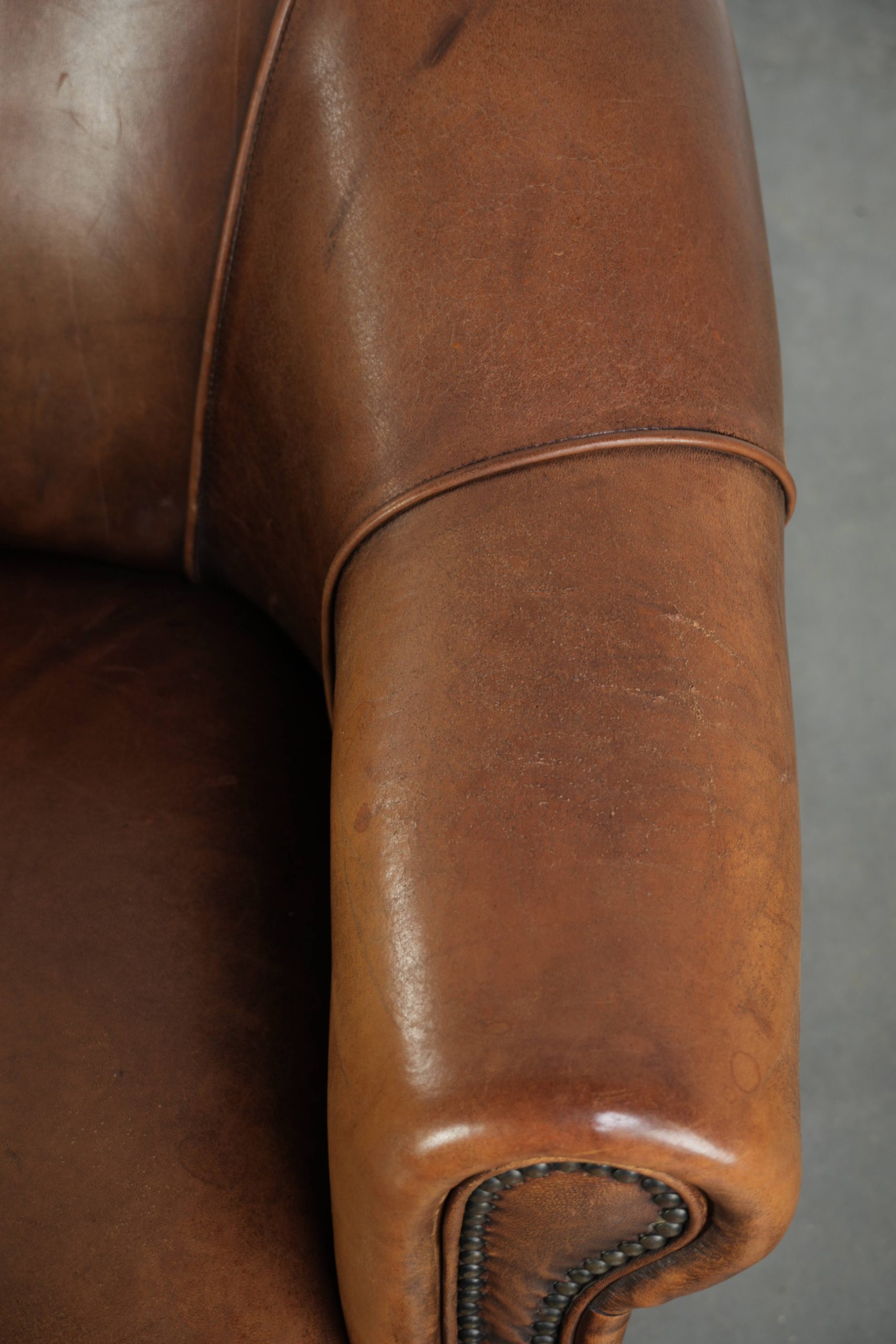 Mooie cognac kleurige schapenleren clubfauteuil met een vast zitkussen en een luxe uitstraling - Afbeelding 8