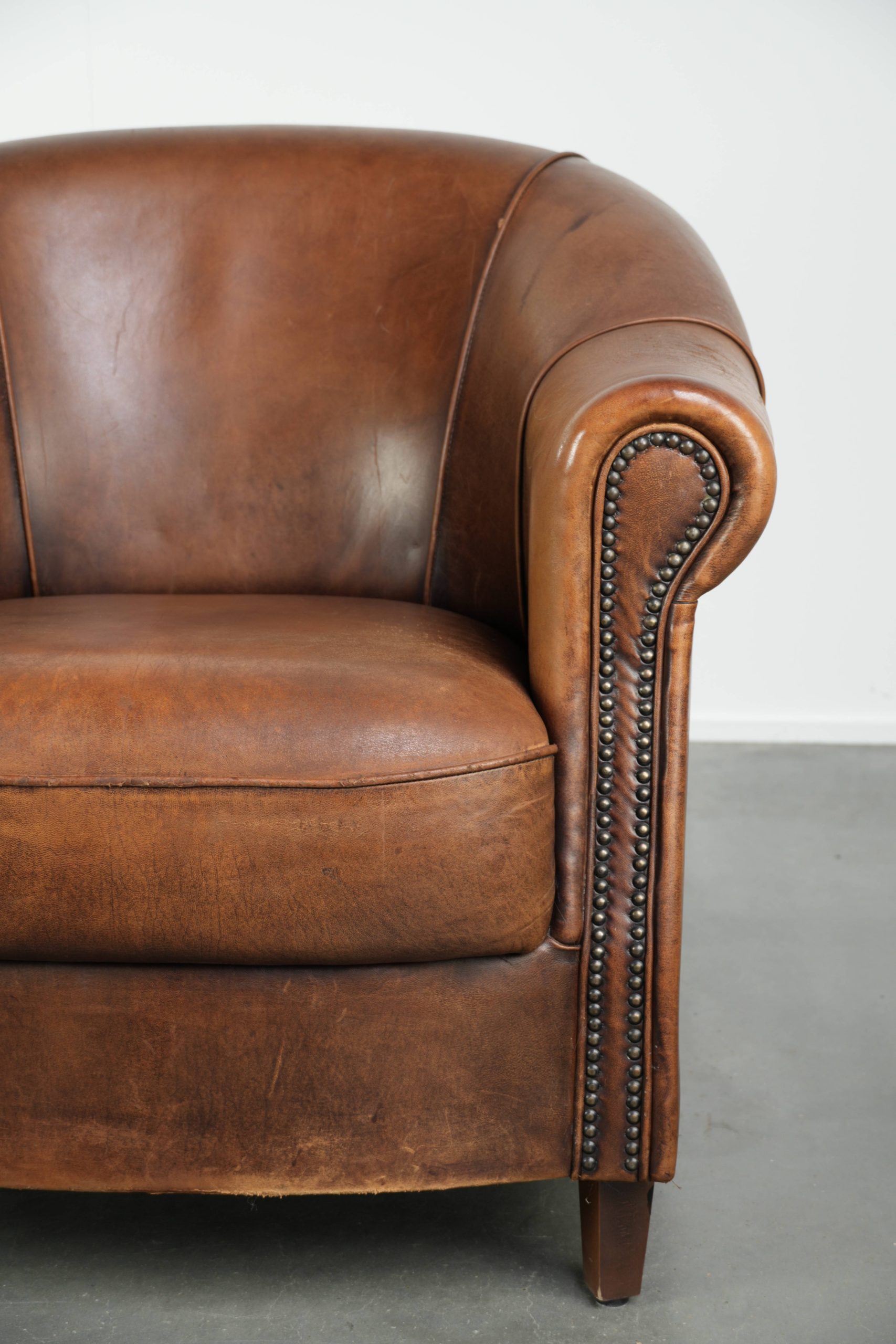 Mooie cognac kleurige schapenleren clubfauteuil met een vast zitkussen en een luxe uitstraling - Afbeelding 9