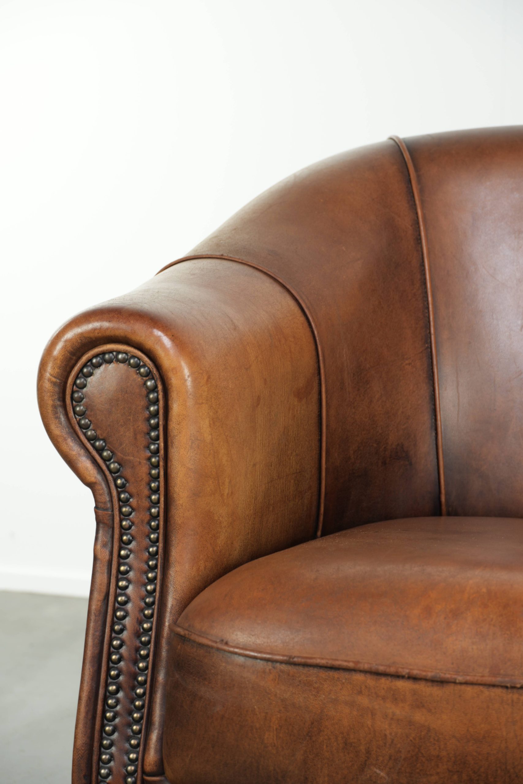 Mooie cognac kleurige schapenleren clubfauteuil met een vast zitkussen en een luxe uitstraling - Afbeelding 10