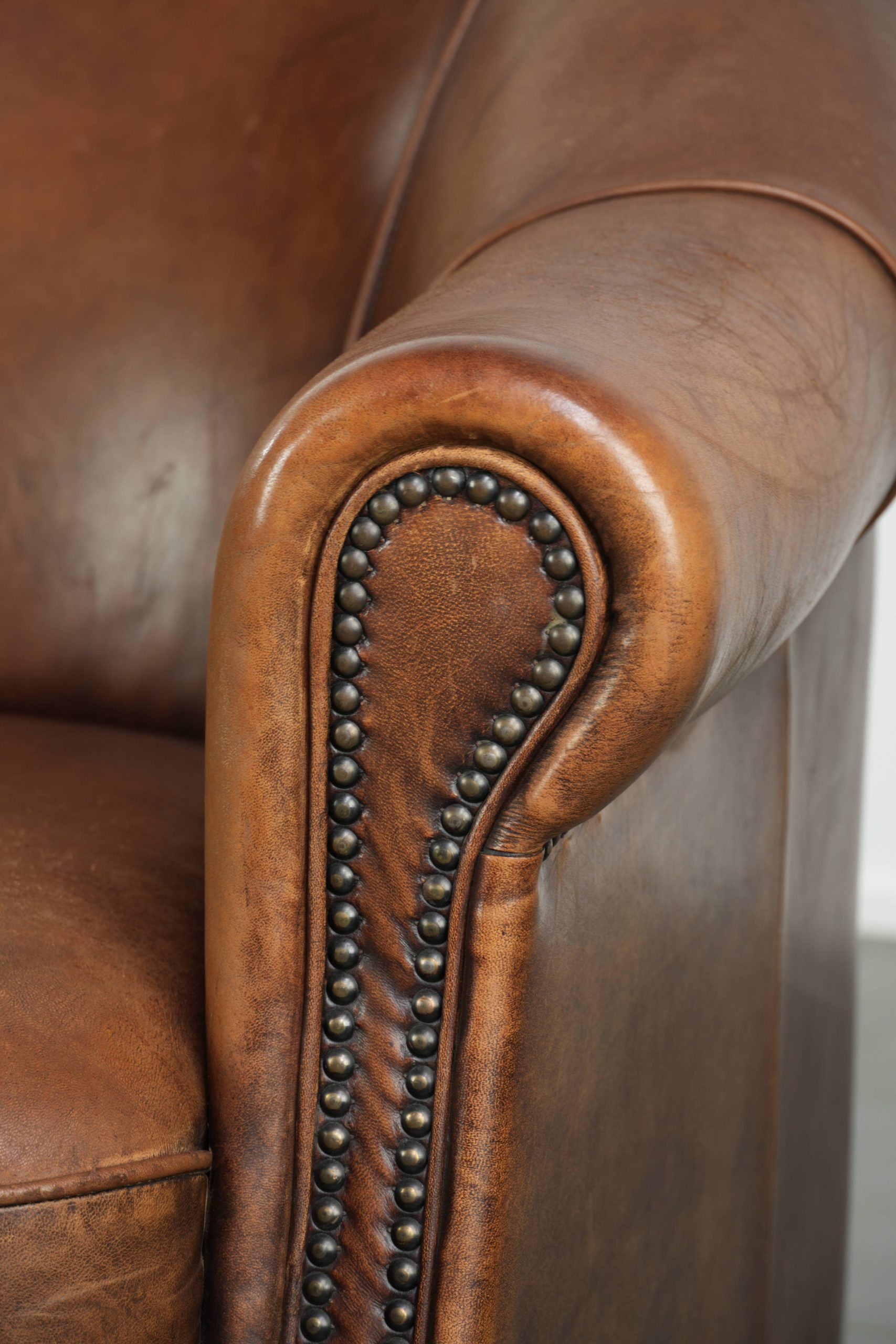 Mooie cognac kleurige schapenleren clubfauteuil met een vast zitkussen en een luxe uitstraling - Afbeelding 11