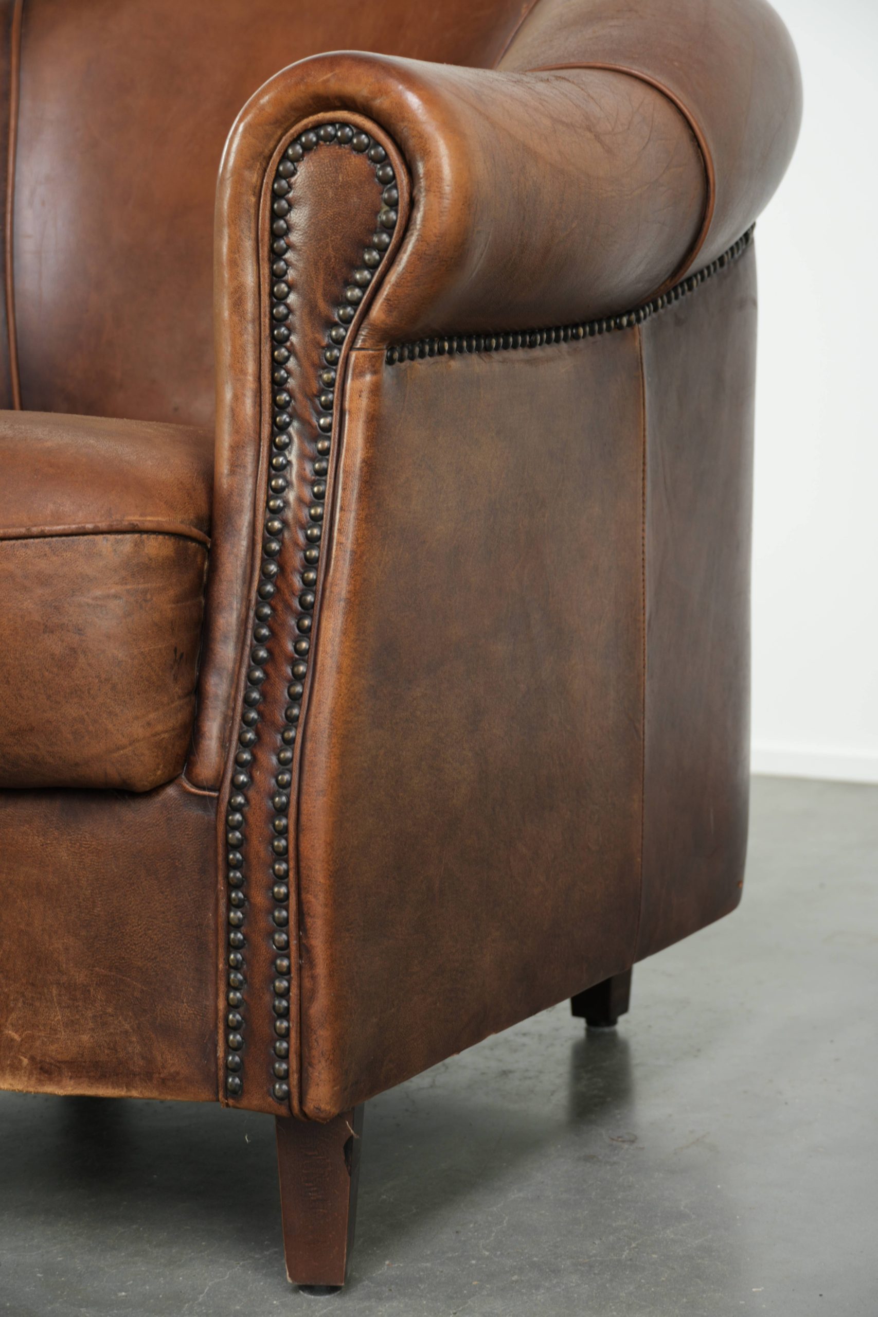 Mooie cognac kleurige schapenleren clubfauteuil met een vast zitkussen en een luxe uitstraling - Afbeelding 12