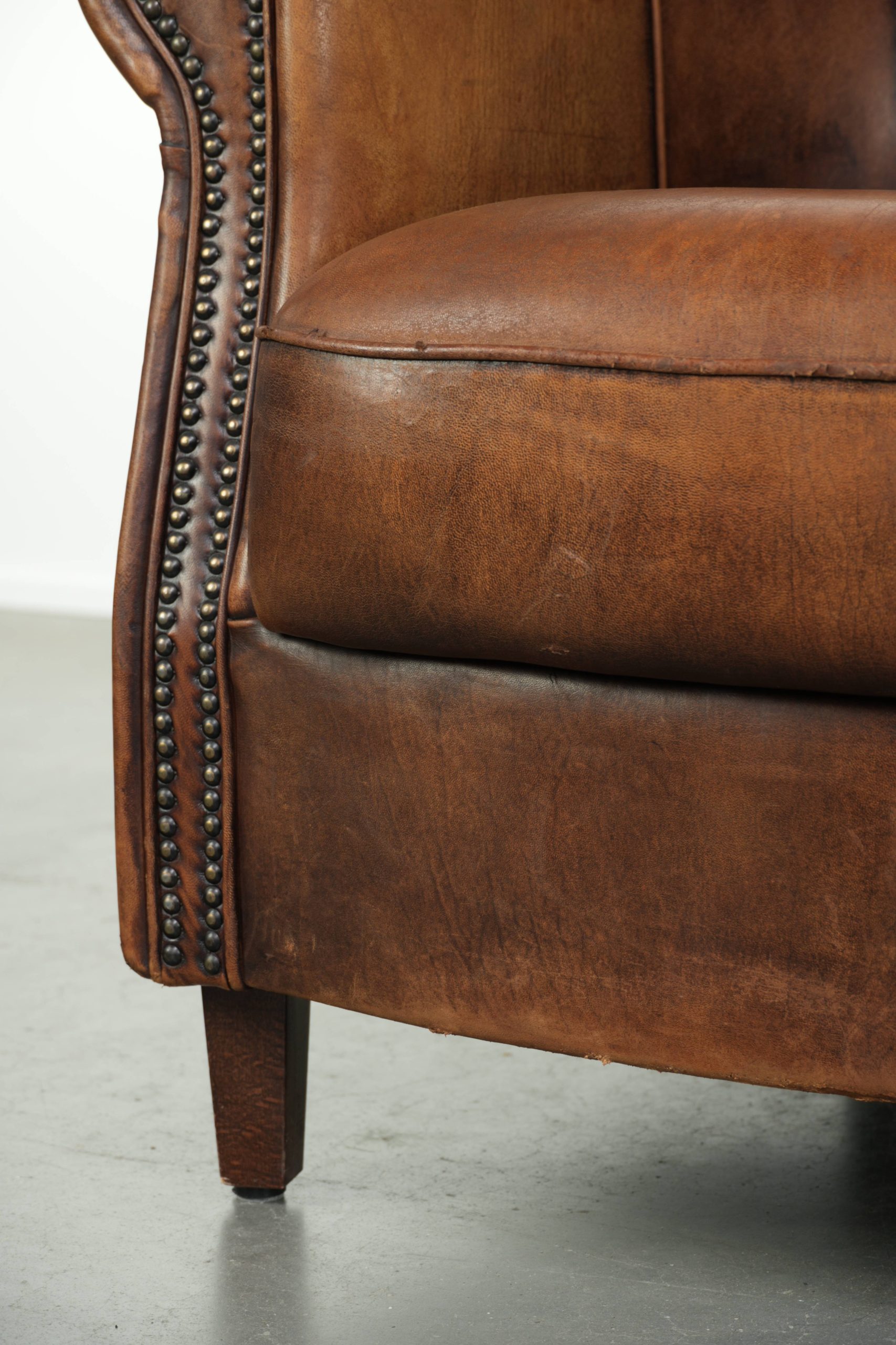 Mooie cognac kleurige schapenleren clubfauteuil met een vast zitkussen en een luxe uitstraling - Afbeelding 13