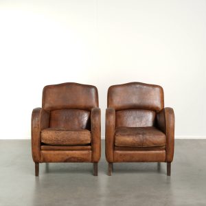 Stoere maar comfortabele set van 2 vintage schapenleren fauteuils met een industriële look
