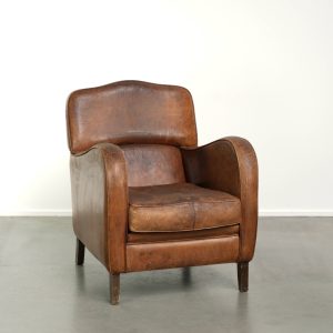 Comfortabele vintage schapenleren armchair met een ruige look
