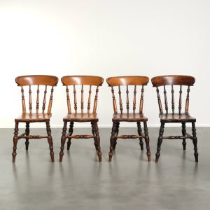 Bijzondere set van 4 antieke Engelse houten boeren Windsor stoelen met een unieke vormgeving en prachtige kleuren
