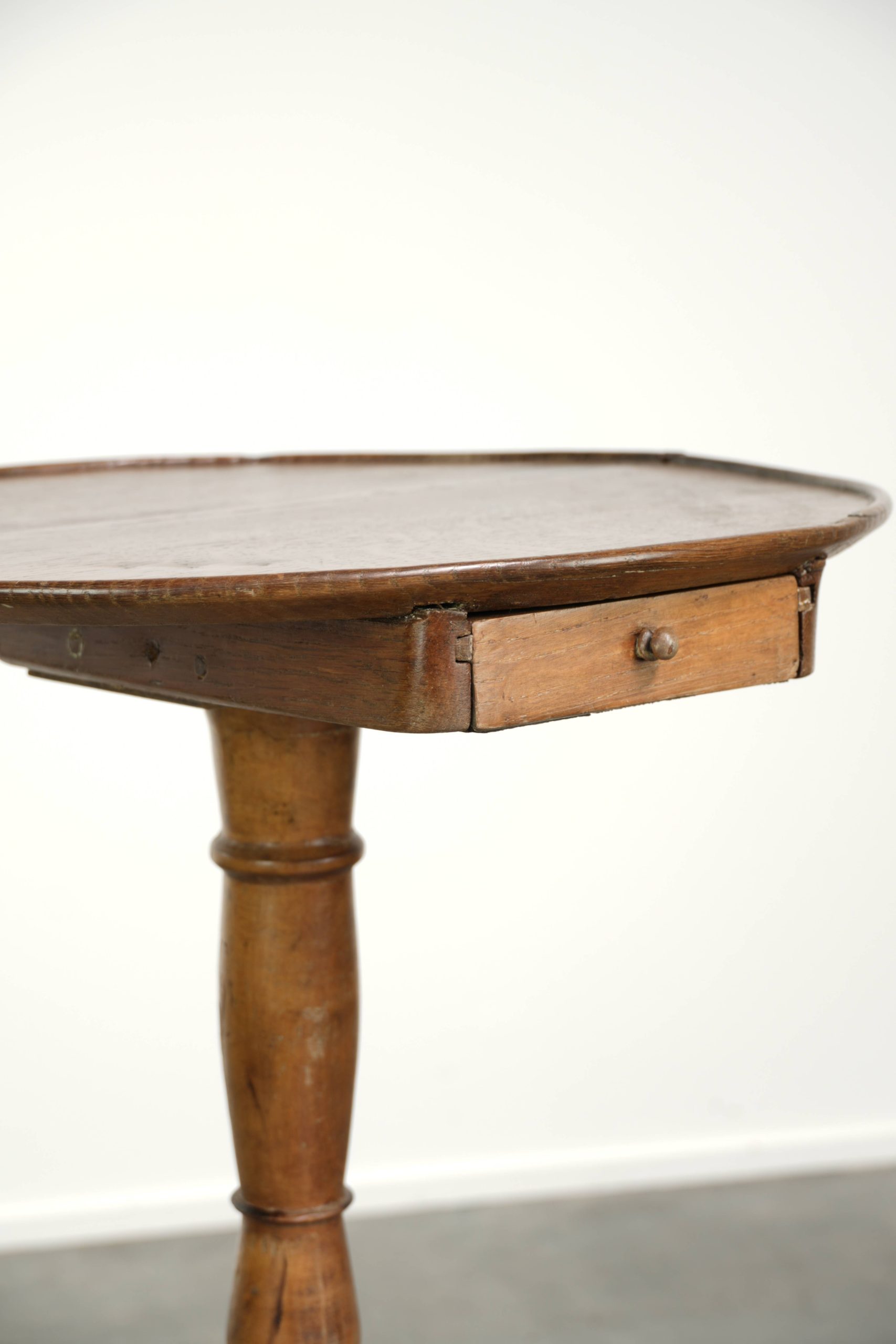 Engelse antieke bijzet/ wijntafel uit de 19e eeuw met een uniek laatje en mooie kleuren - Afbeelding 8