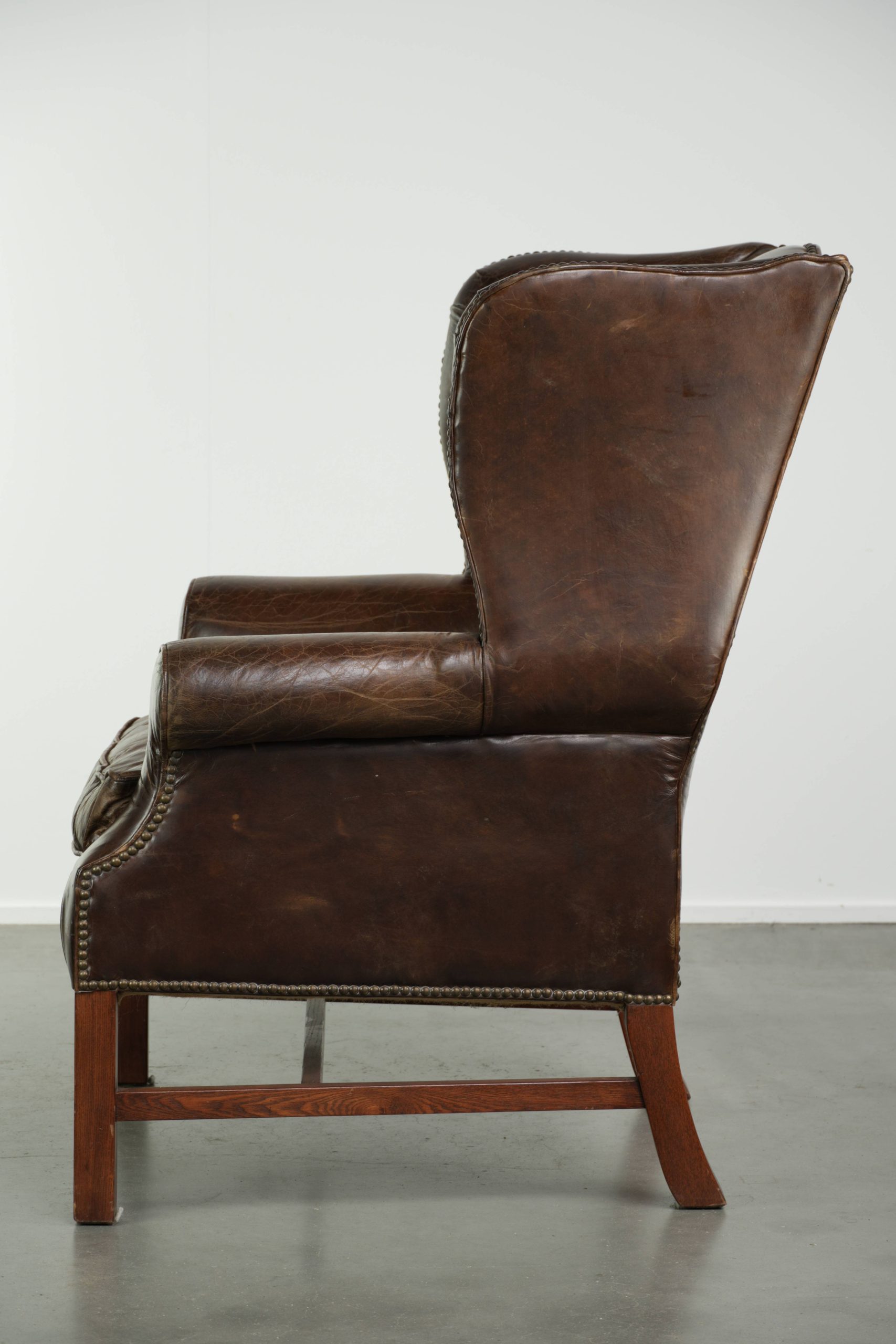 Comfortabele en karaktervolle rundleren oorfauteuil met een luxe uitstraling - Afbeelding 5