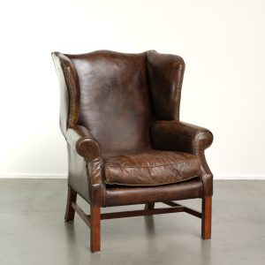 Vintage oorfauteuil in Engelse stijl van generfd rundleer met een comfortabele zit