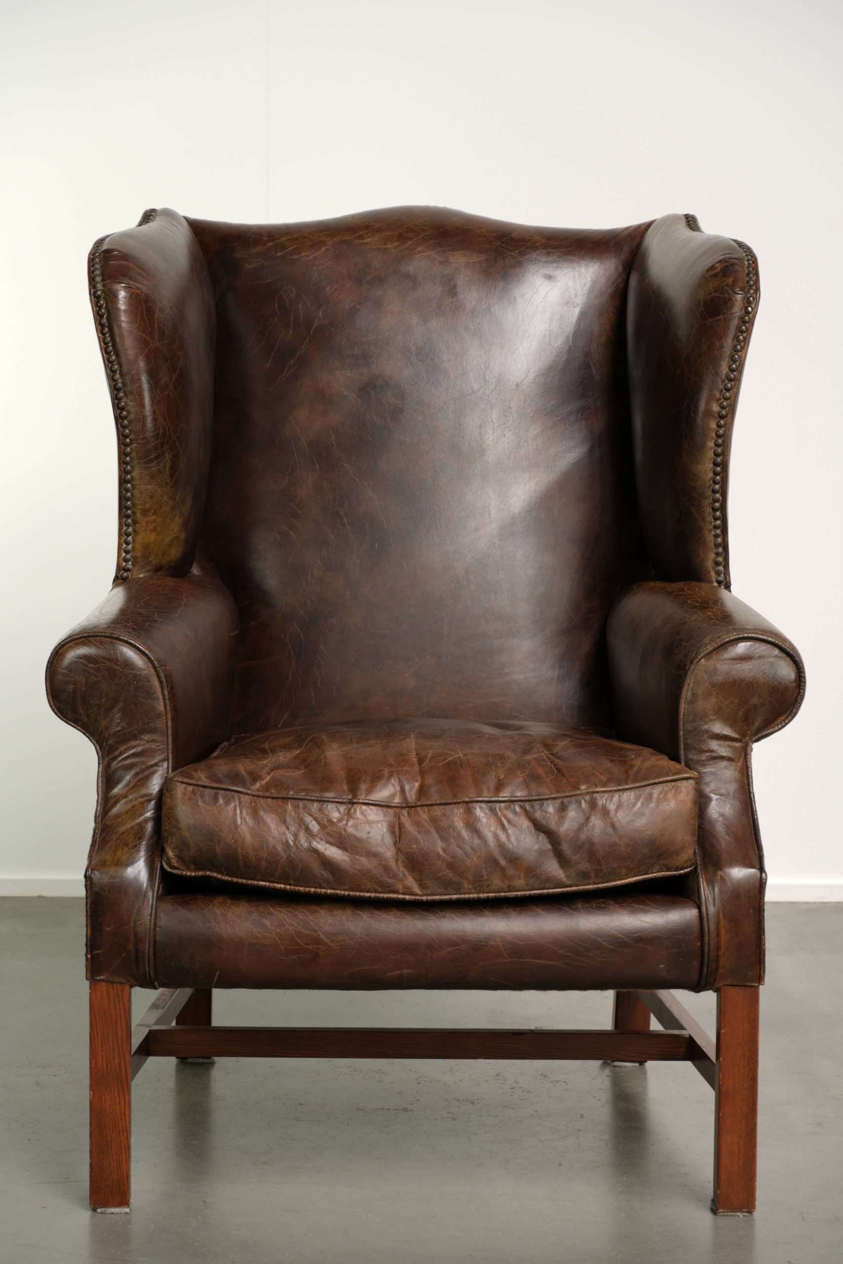 Vintage oorfauteuil in Engelse stijl van generfd rundleer met een comfortabele zit - Afbeelding 2