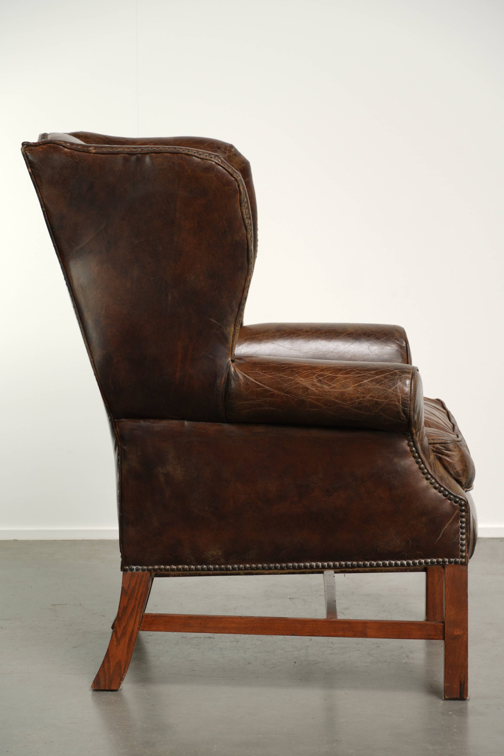 Vintage oorfauteuil in Engelse stijl van generfd rundleer met een comfortabele zit - Afbeelding 3