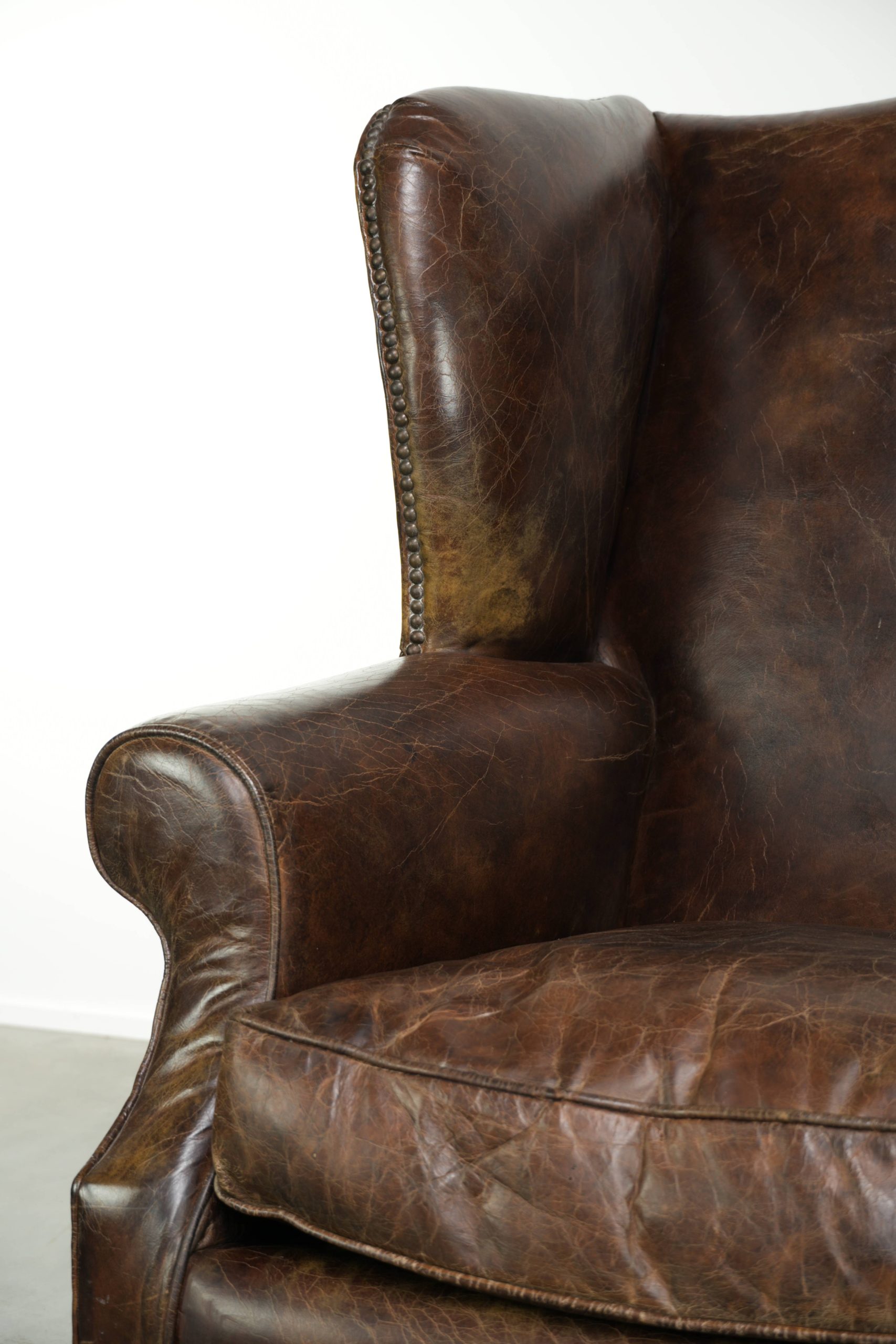 Vintage oorfauteuil in Engelse stijl van generfd rundleer met een comfortabele zit - Afbeelding 9