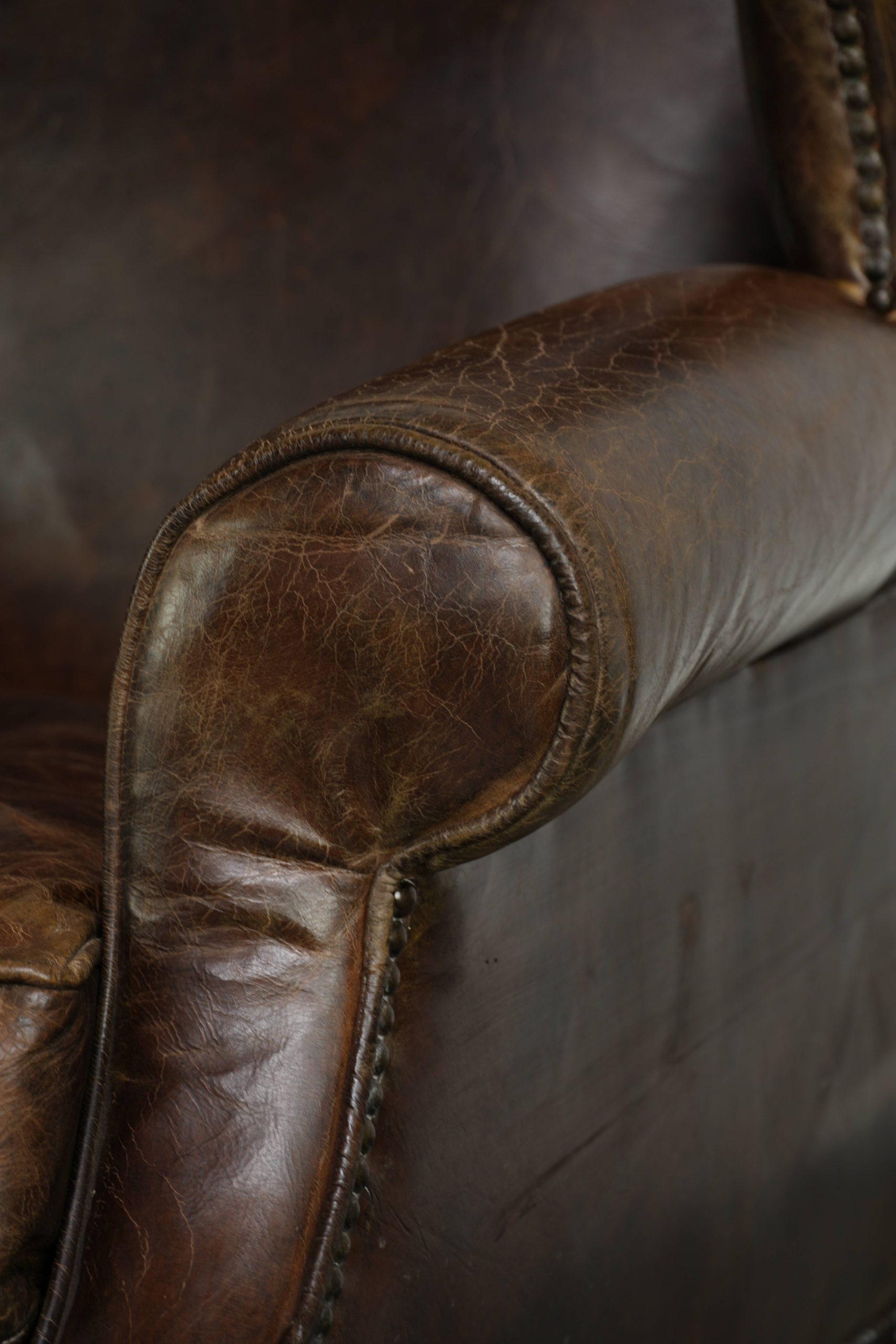 Vintage oorfauteuil in Engelse stijl van generfd rundleer met een comfortabele zit - Afbeelding 11