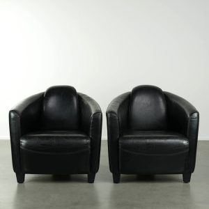 Leuke set van twee zwarte rundleren Aviator design fauteuils met een mooie uitstraling