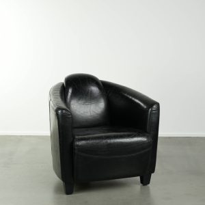 Vintage rundleren Aviator design fauteuil in een diepe zwarte kleurstelling