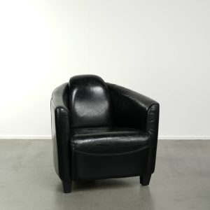 Comfortabele rundleren design fauteuil in Aviator stijl met een zeer fijn zitcomfort